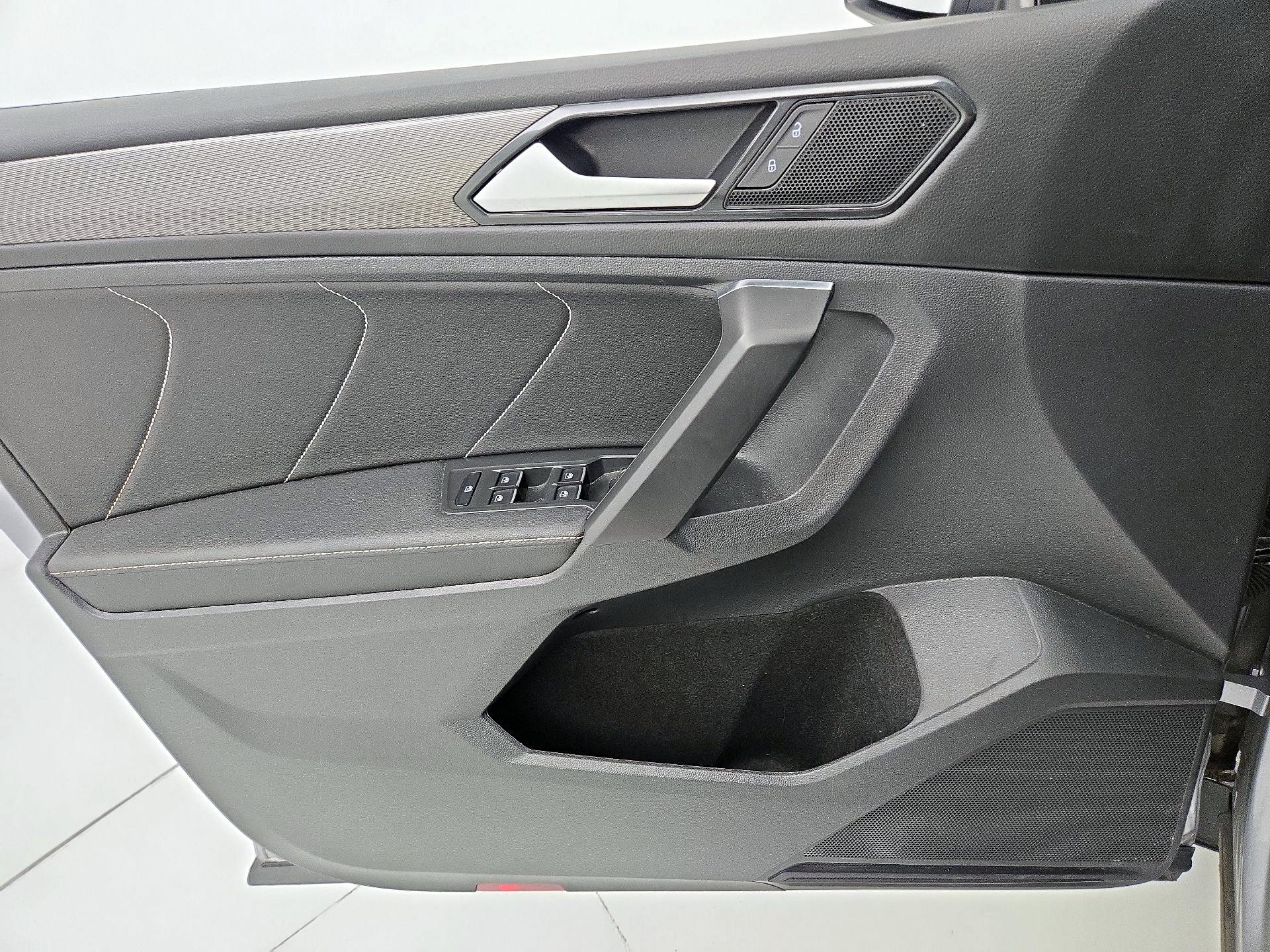 Thumbnail: 2023 Volkswagen Tiguan - 12