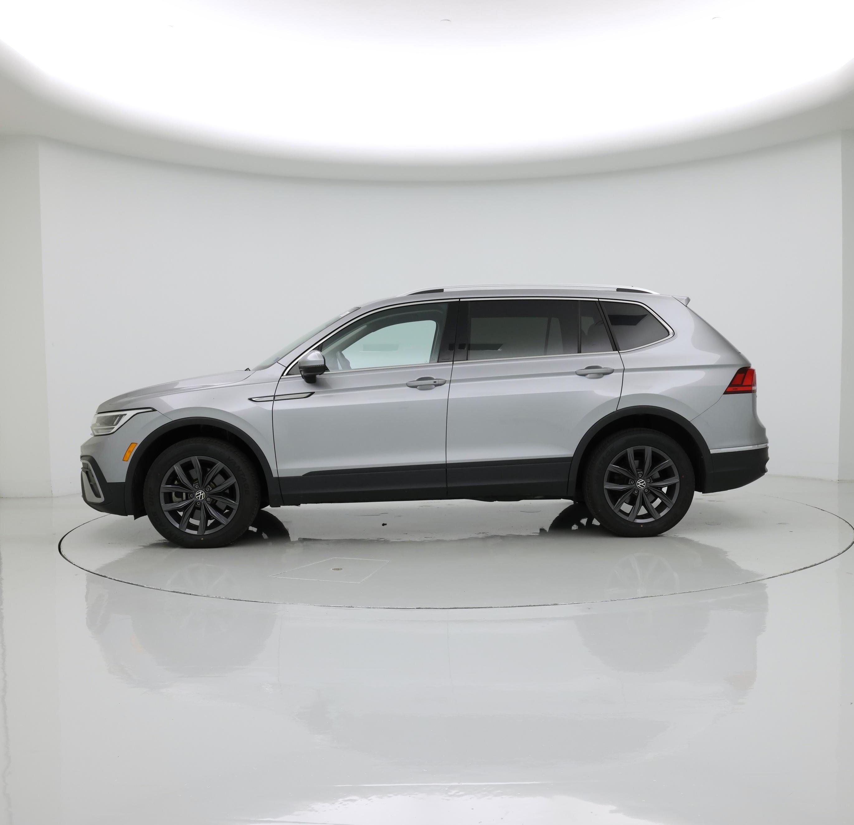 Thumbnail: 2023 Volkswagen Tiguan - 3