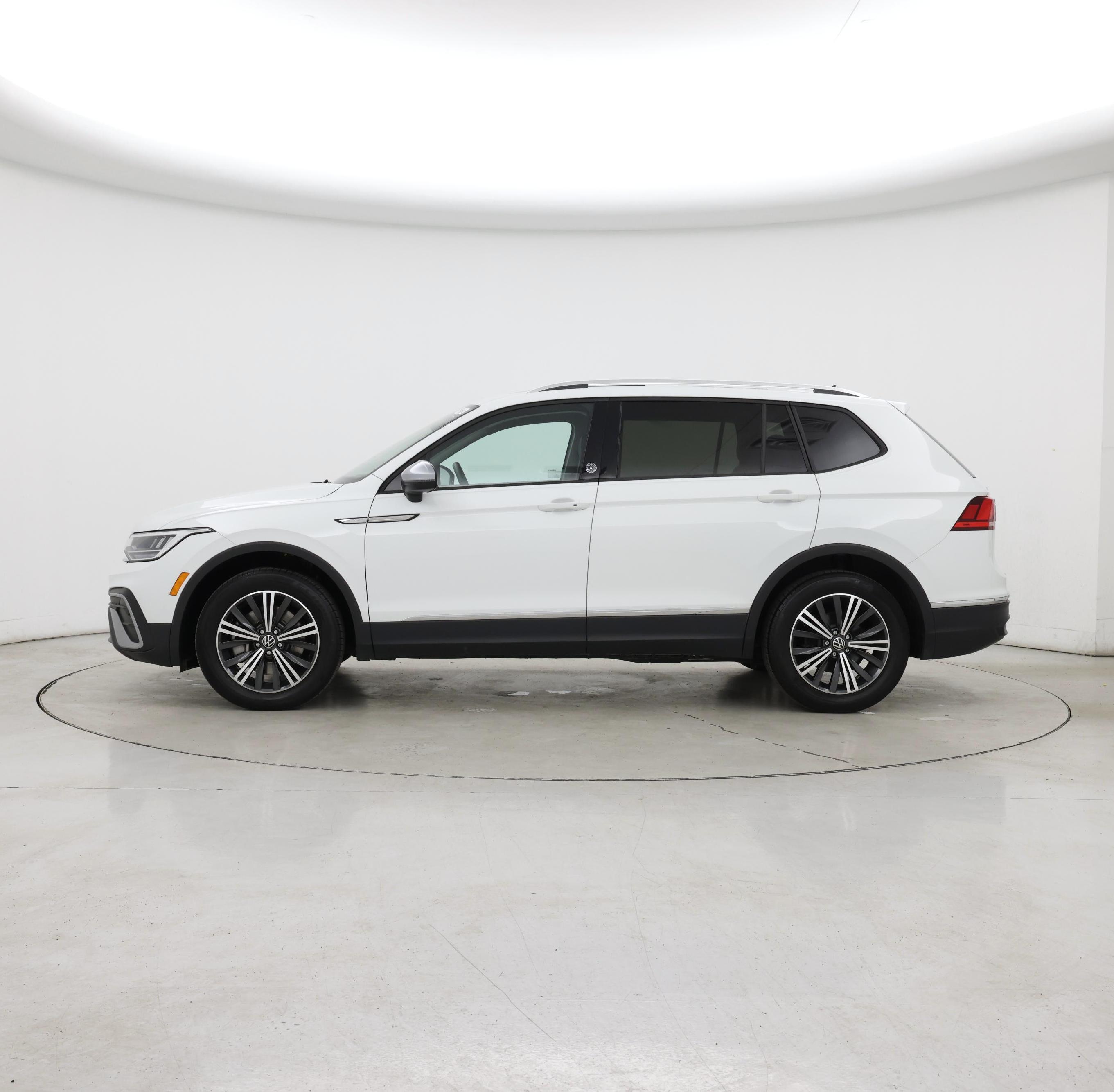 Thumbnail: 2024 Volkswagen Tiguan - 3