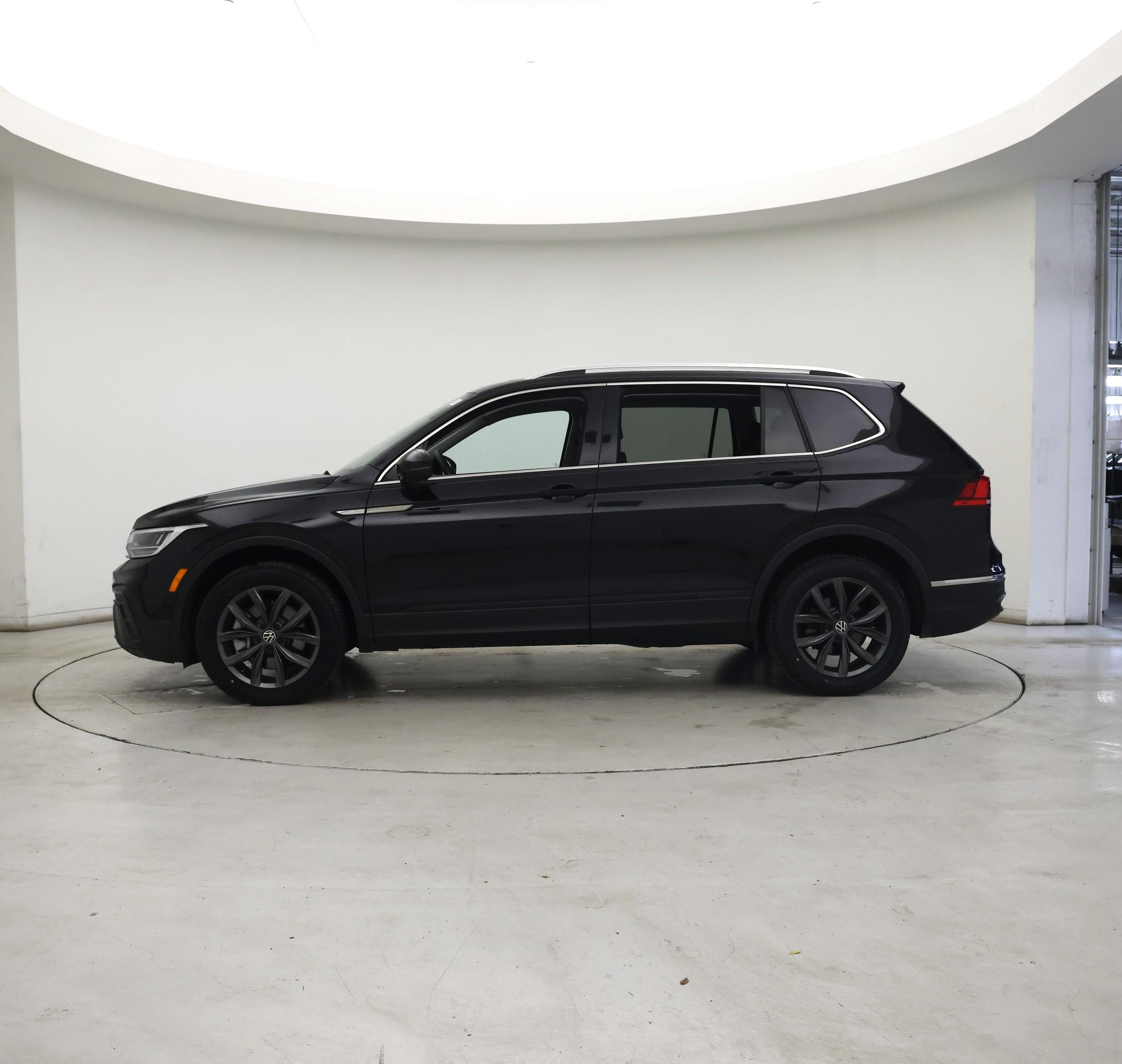 Thumbnail: 2022 Volkswagen Tiguan - 3