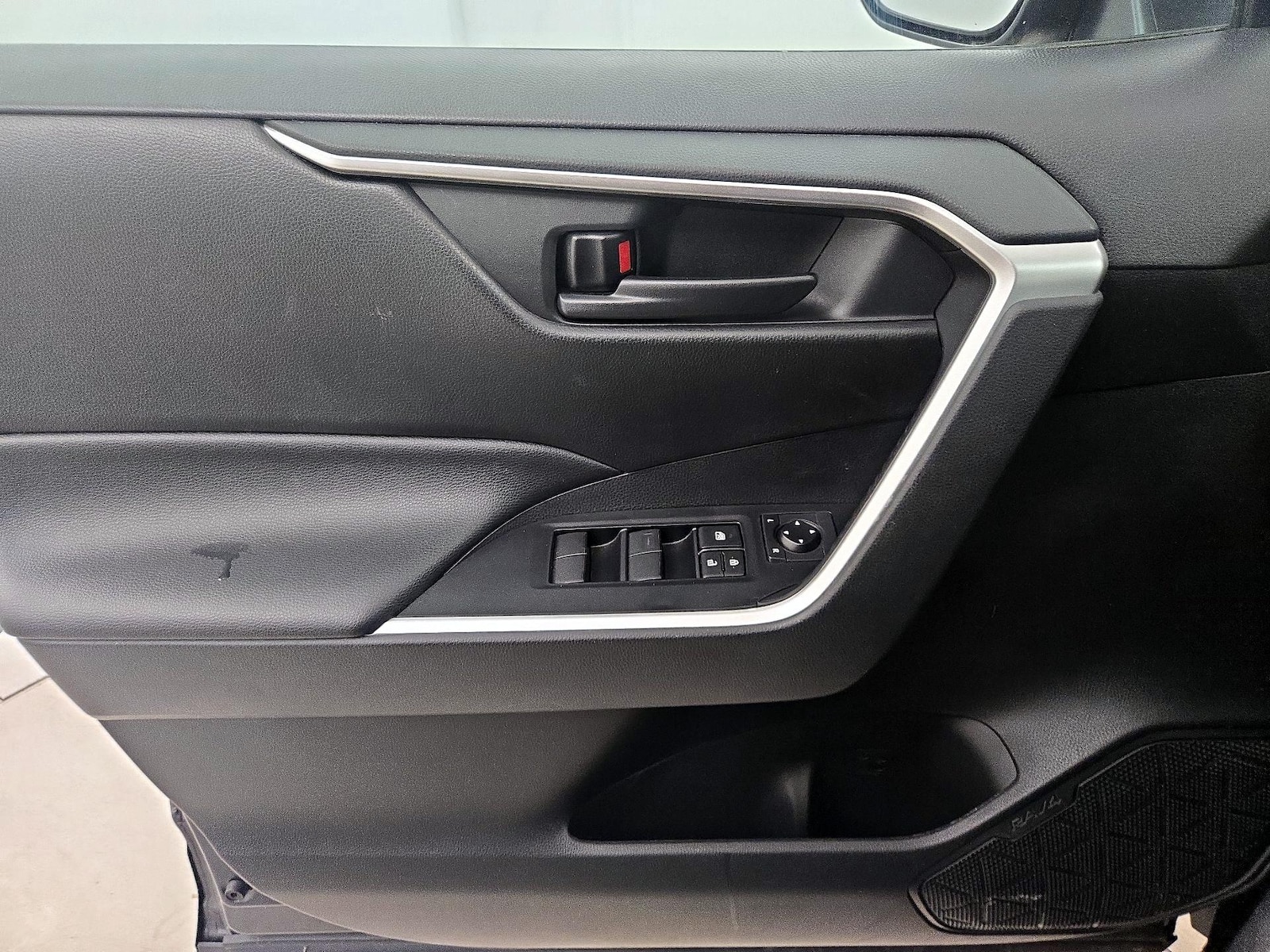 2021 Toyota RAV4 LE - Photo 13