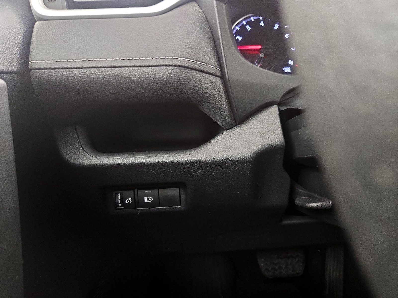 2021 Toyota RAV4 LE - Photo 14