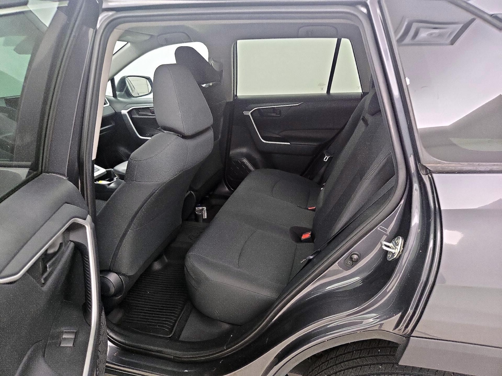 2021 Toyota RAV4 LE - Photo 20