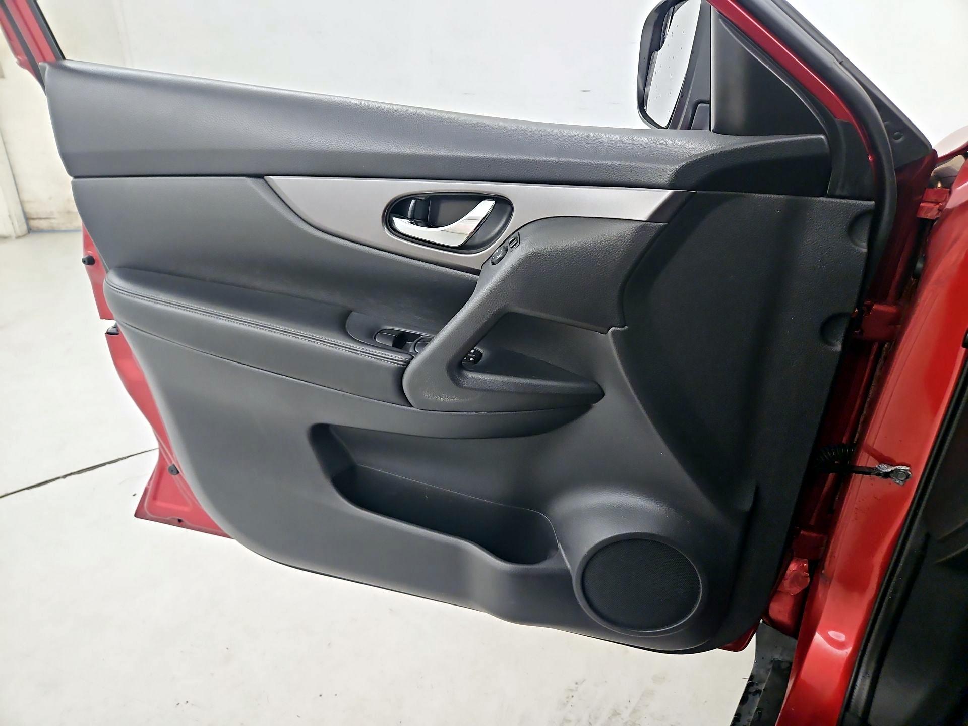 Thumbnail: 2016 Nissan Rogue - 12