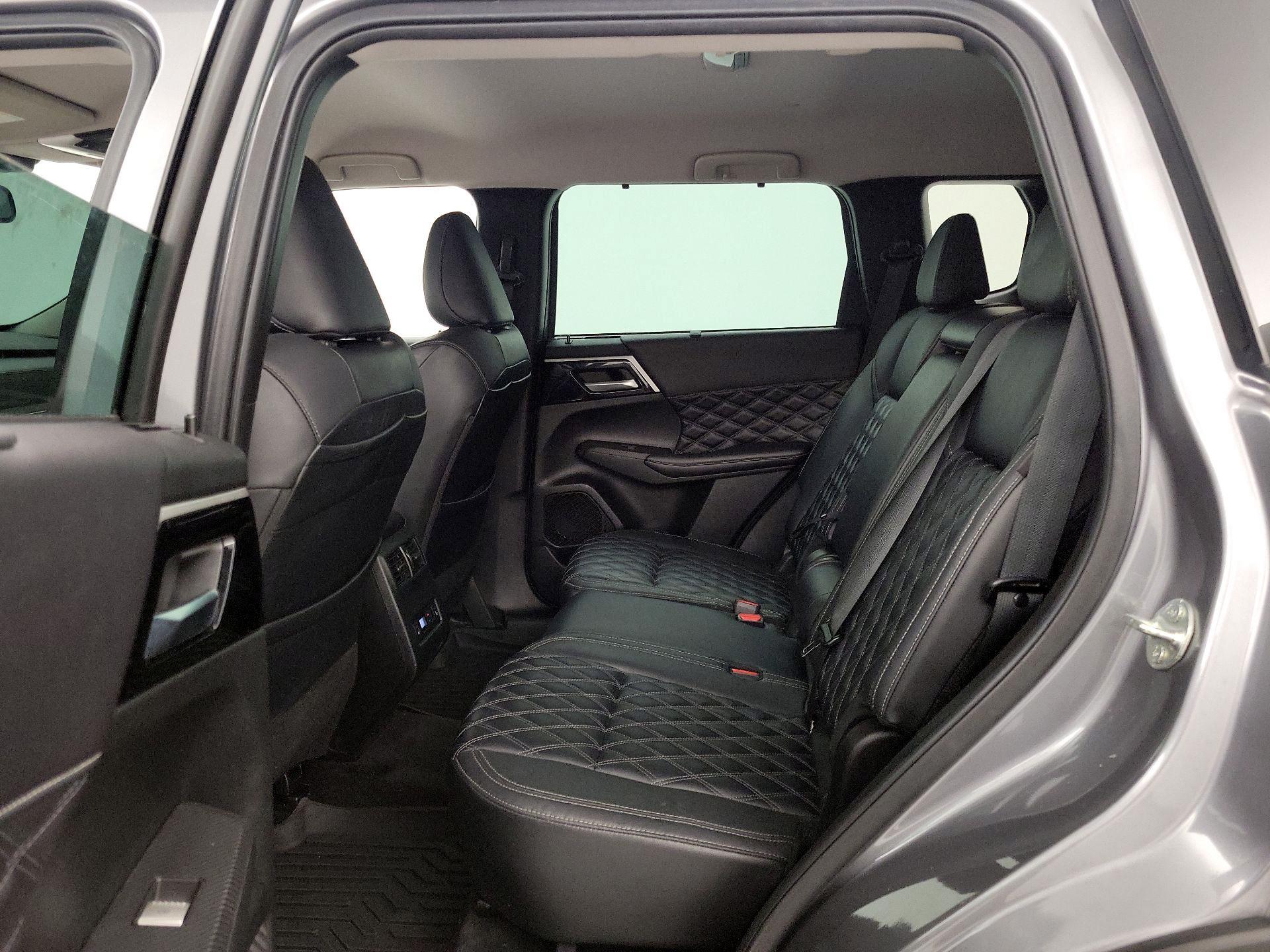 Thumbnail: 2023 Mitsubishi Outlander - 20