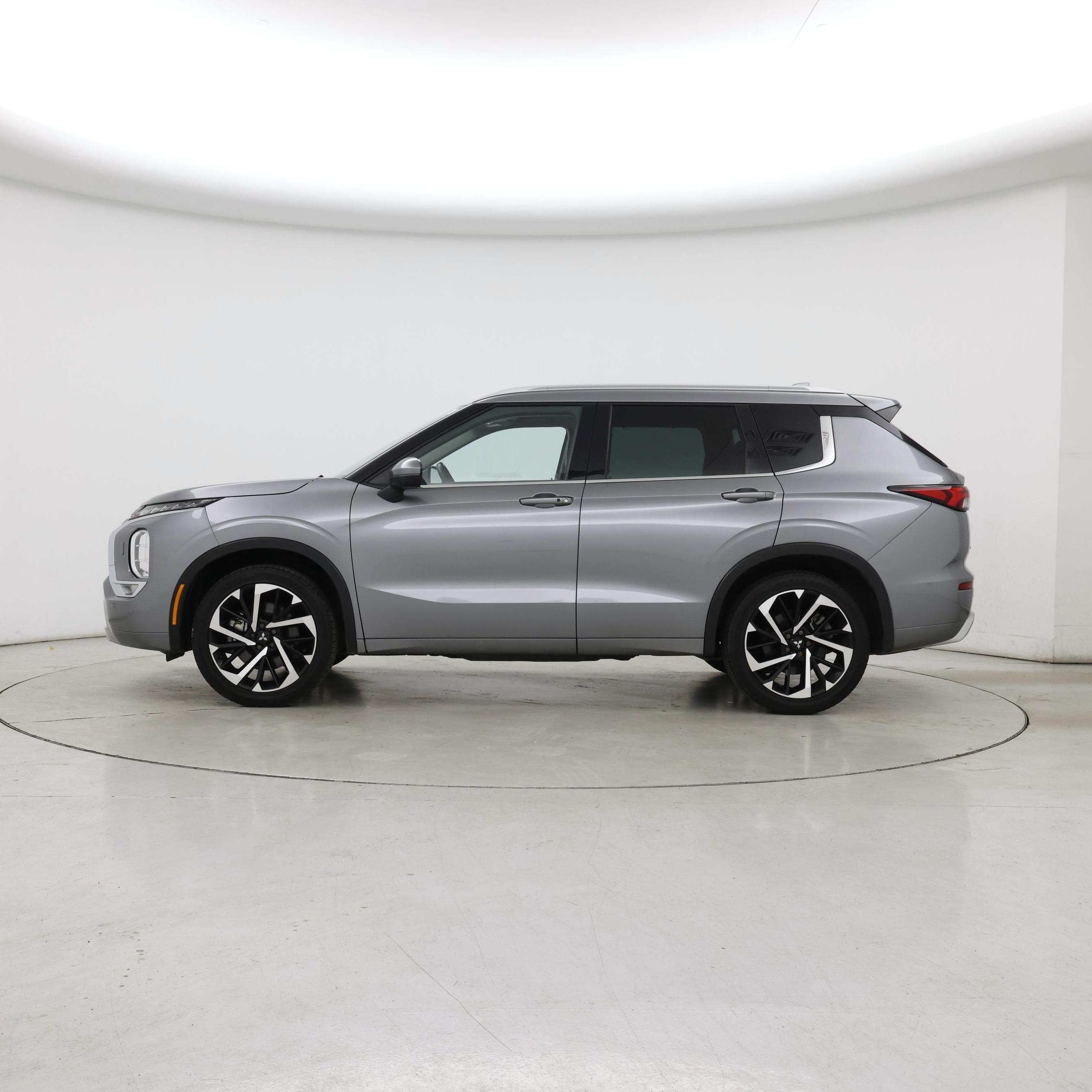 Thumbnail: 2023 Mitsubishi Outlander - 3