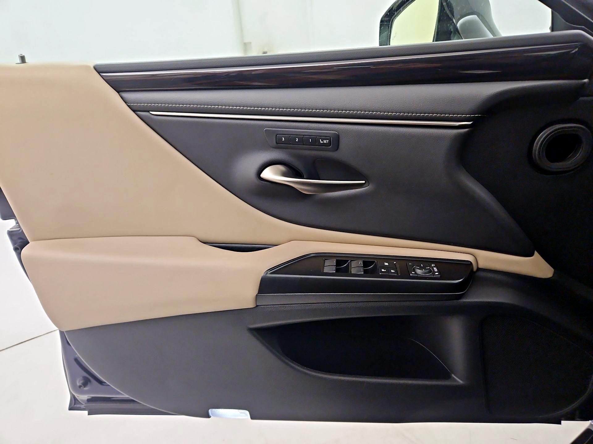 Thumbnail: 2020 Lexus ES - 12