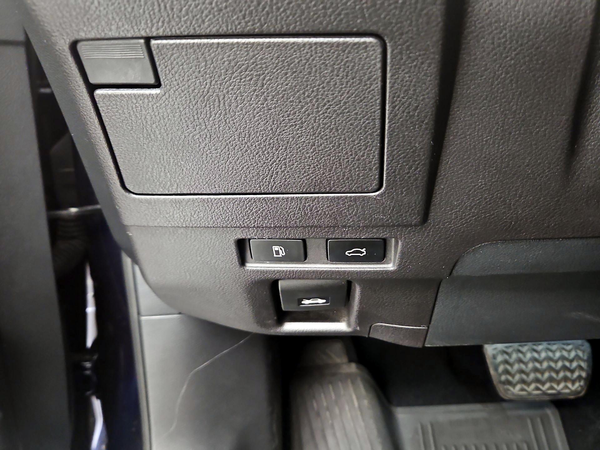 Thumbnail: 2020 Lexus ES - 13