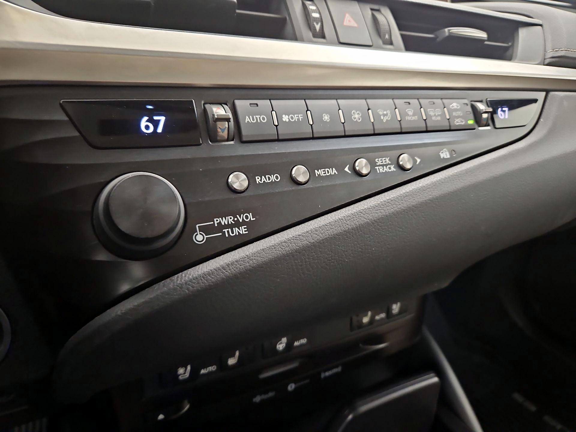 Thumbnail: 2020 Lexus ES - 17