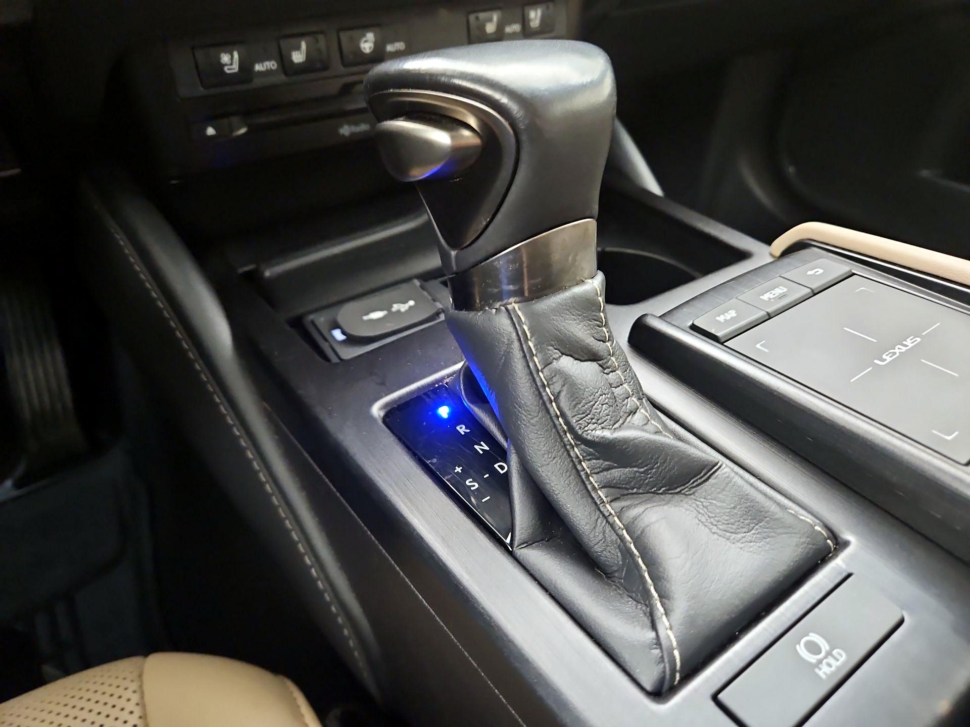 Thumbnail: 2020 Lexus ES - 18