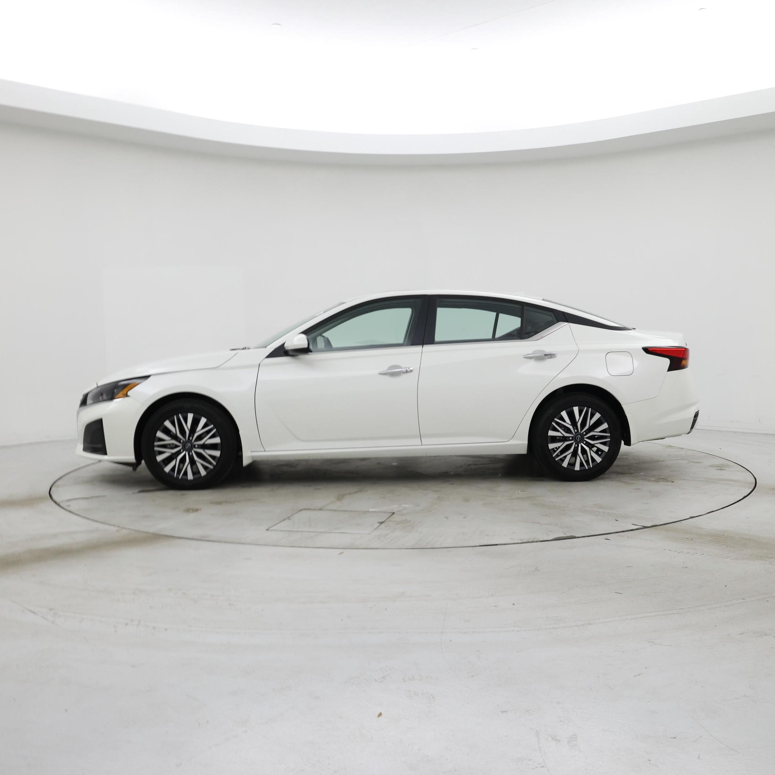 Thumbnail: 2023 Nissan Altima - 3