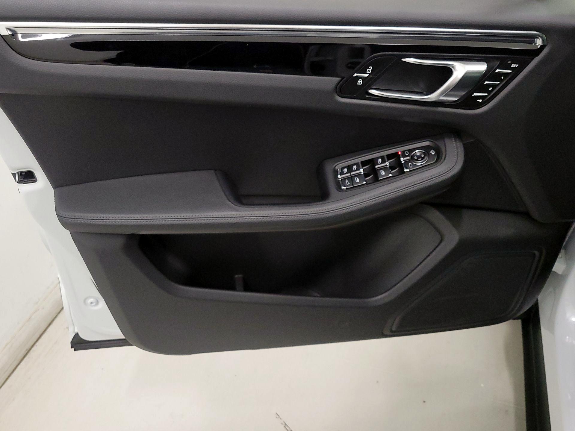 Thumbnail: 2025 Porsche Macan - 12