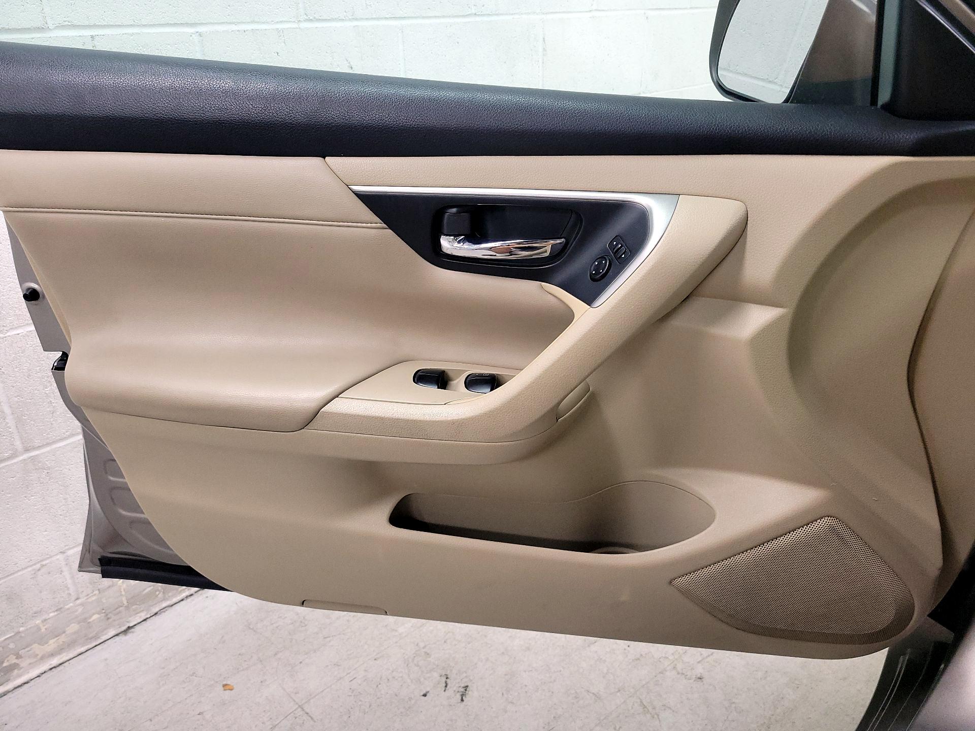 Thumbnail: 2015 Nissan Altima - 12