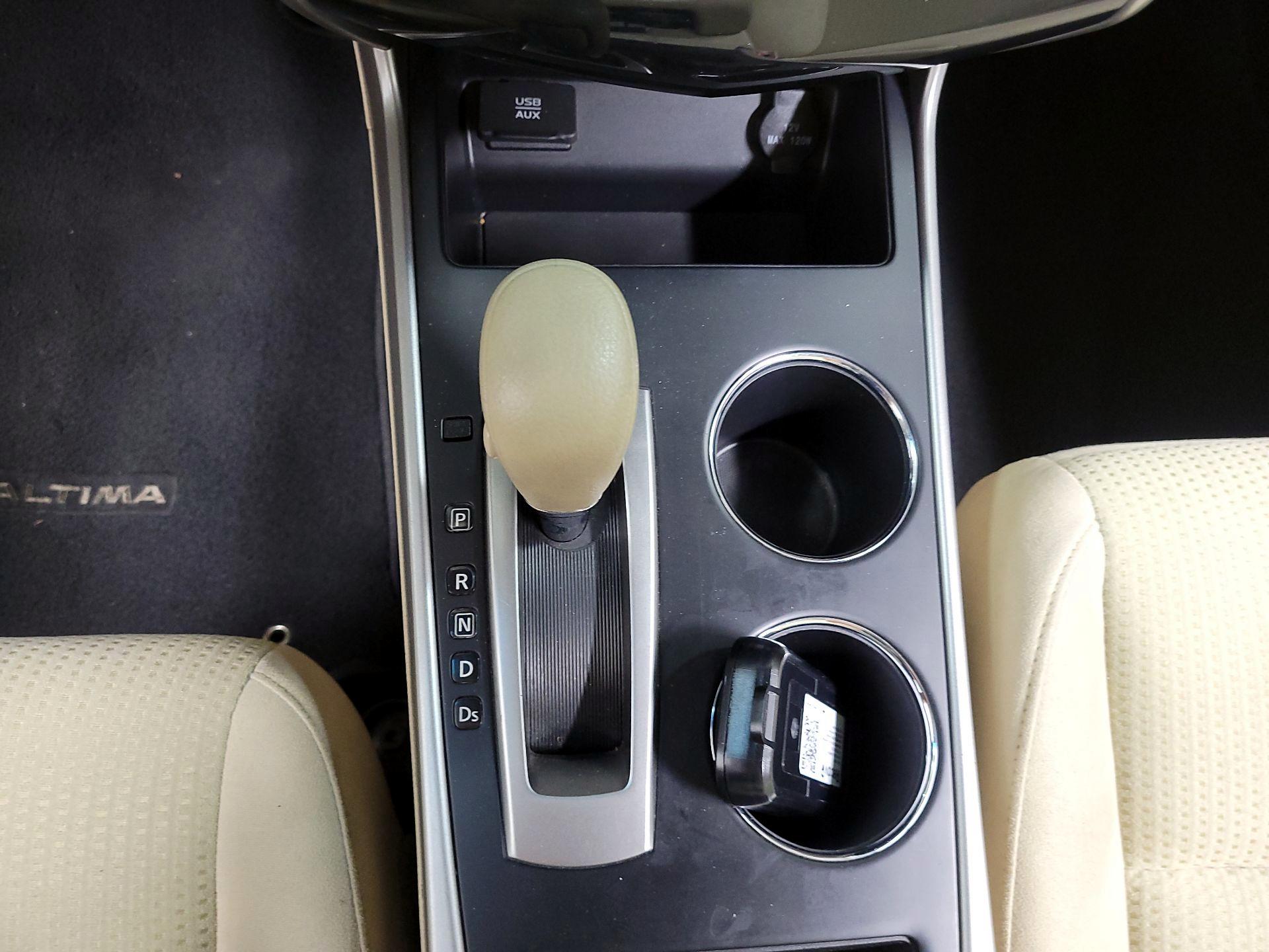 Thumbnail: 2015 Nissan Altima - 16