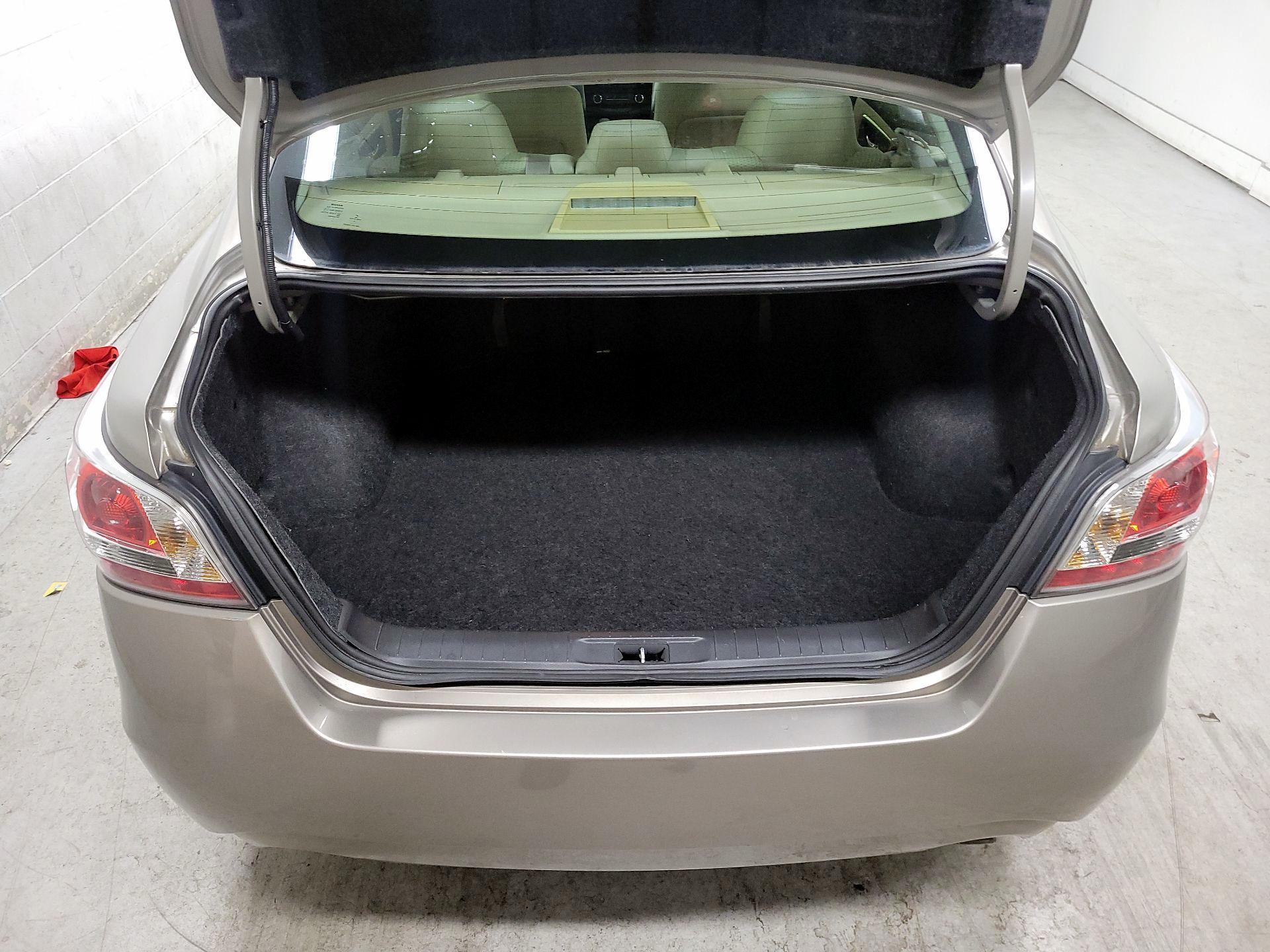 Thumbnail: 2015 Nissan Altima - 18