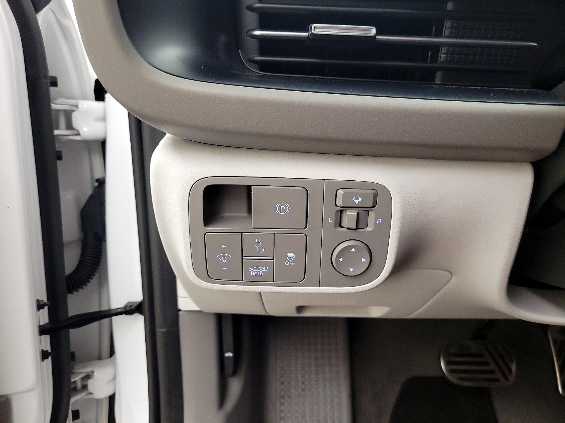 Thumbnail: 2023 Hyundai Ioniq 6 - 13