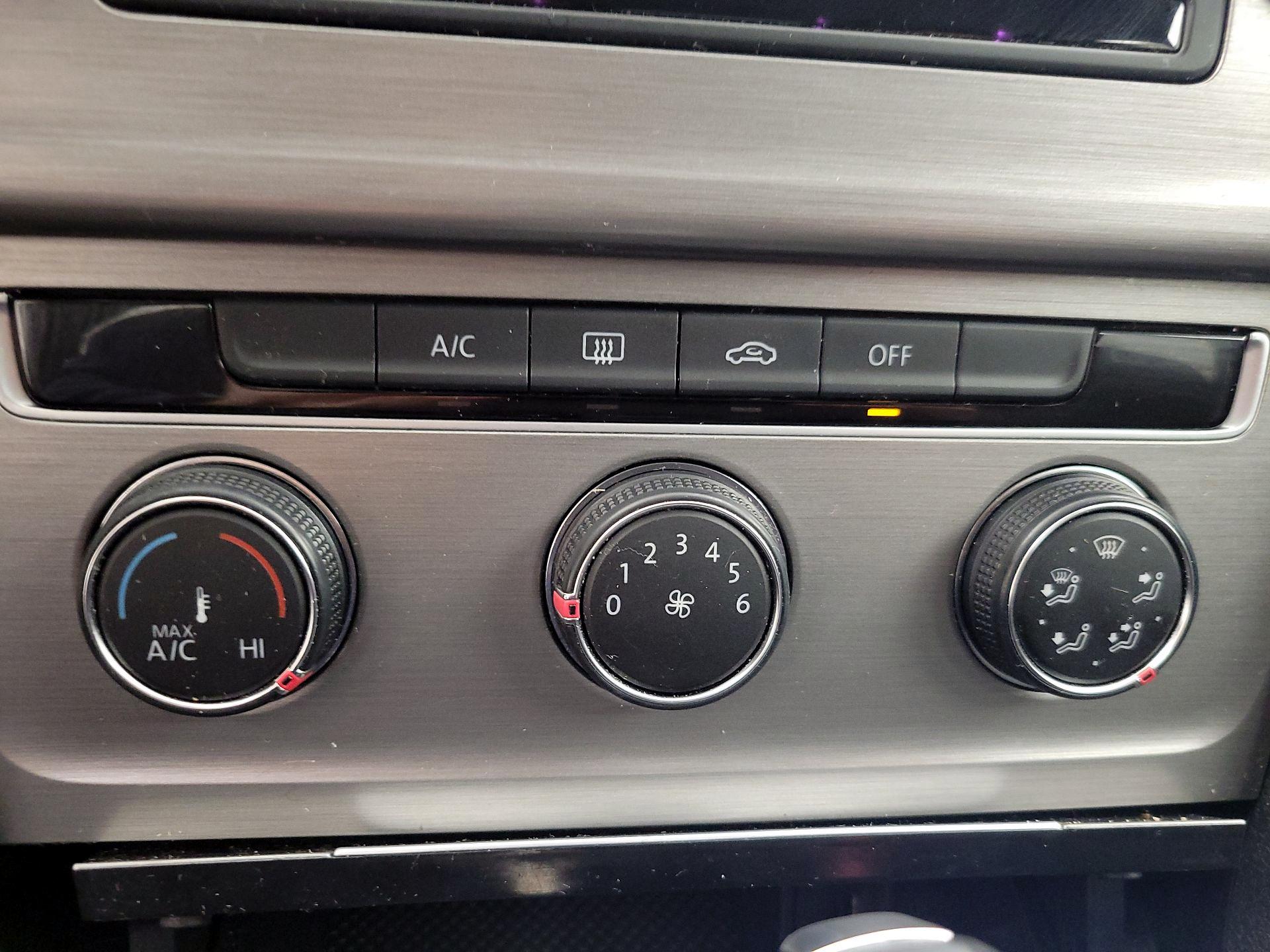 Thumbnail: 2016 Volkswagen Golf - 16