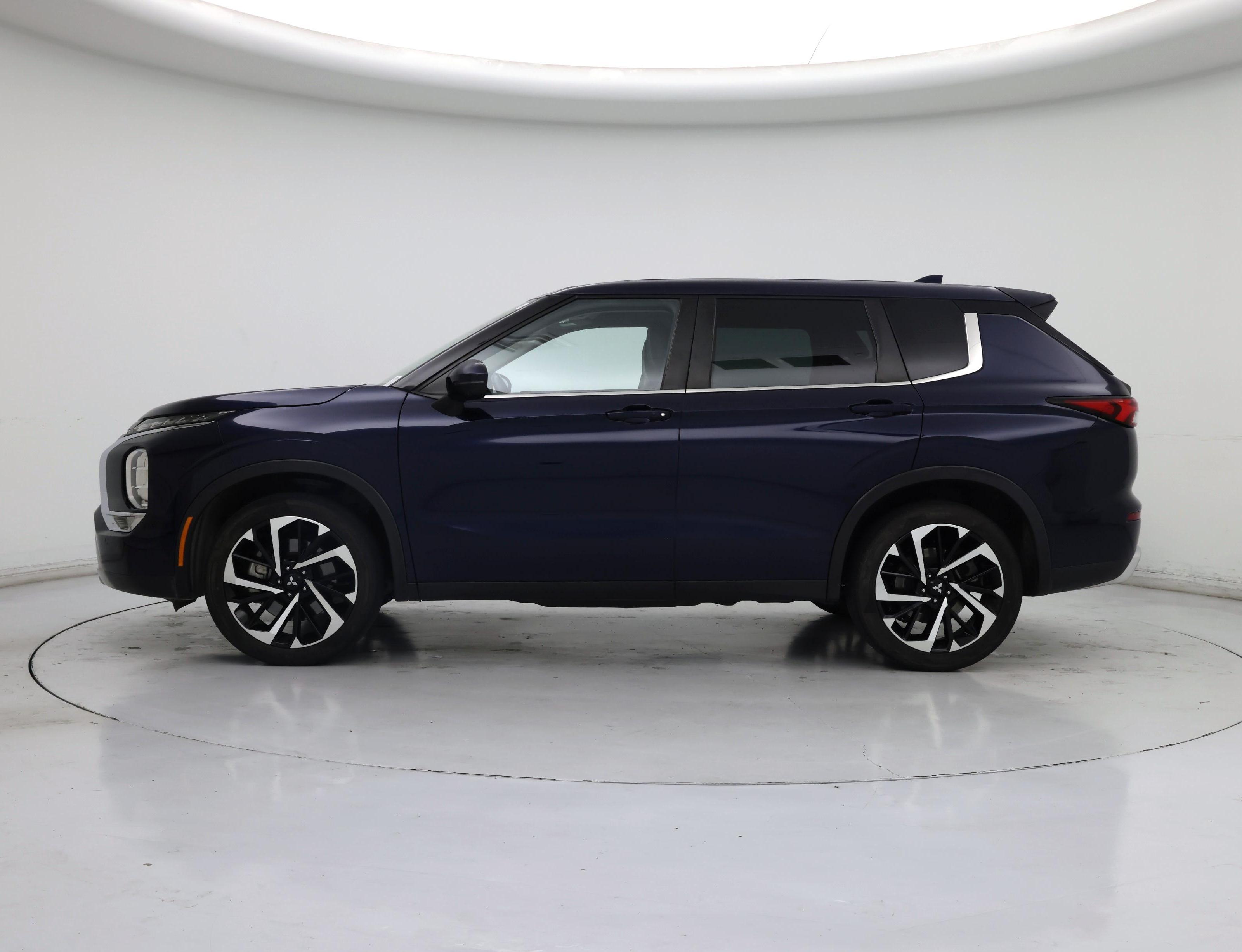 Thumbnail: 2023 Mitsubishi Outlander - 3
