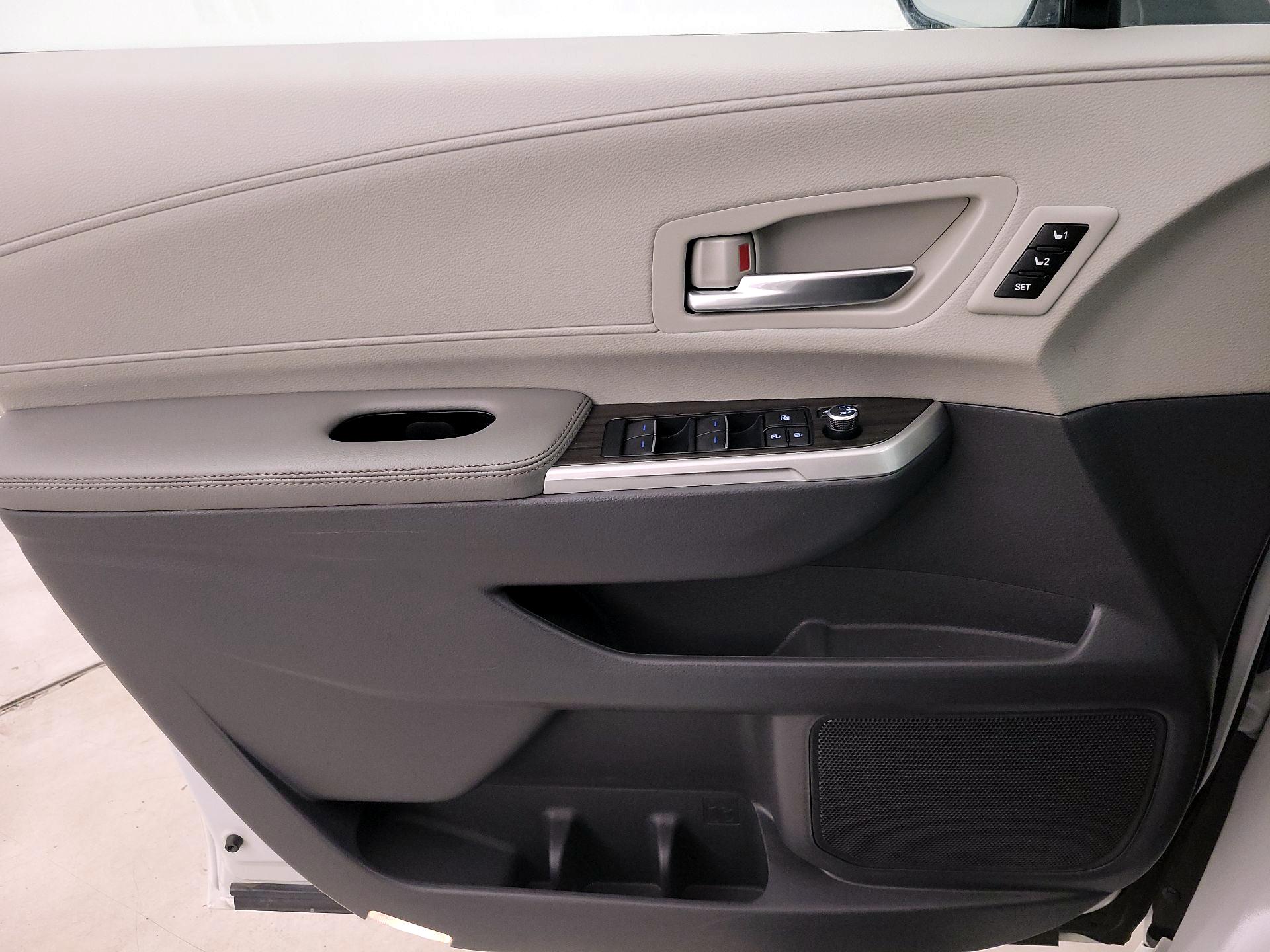 Thumbnail: 2023 Toyota Sienna - 12