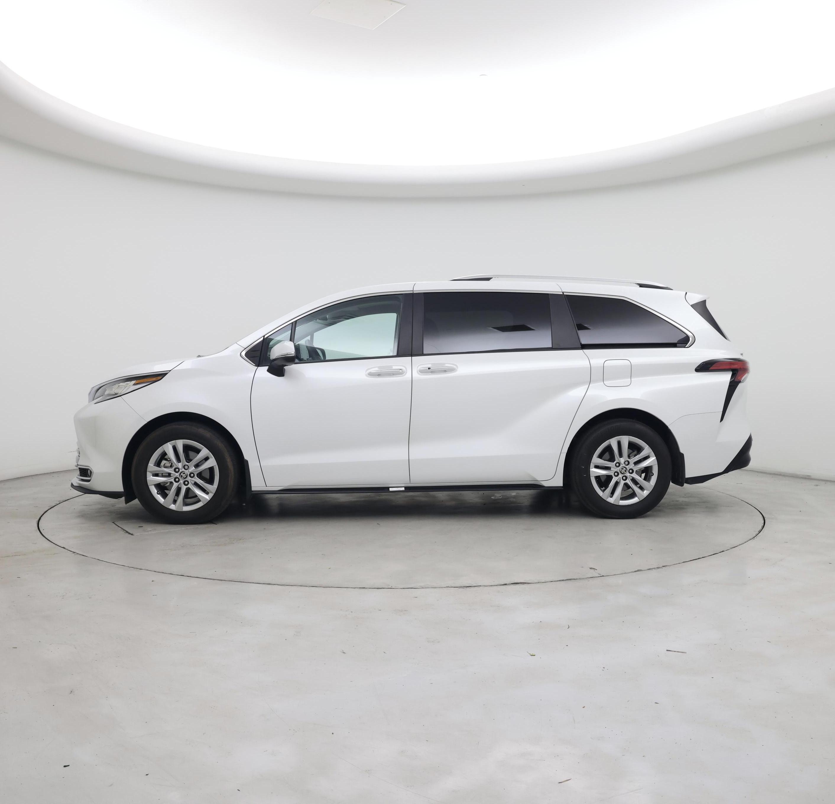 Thumbnail: 2023 Toyota Sienna - 3