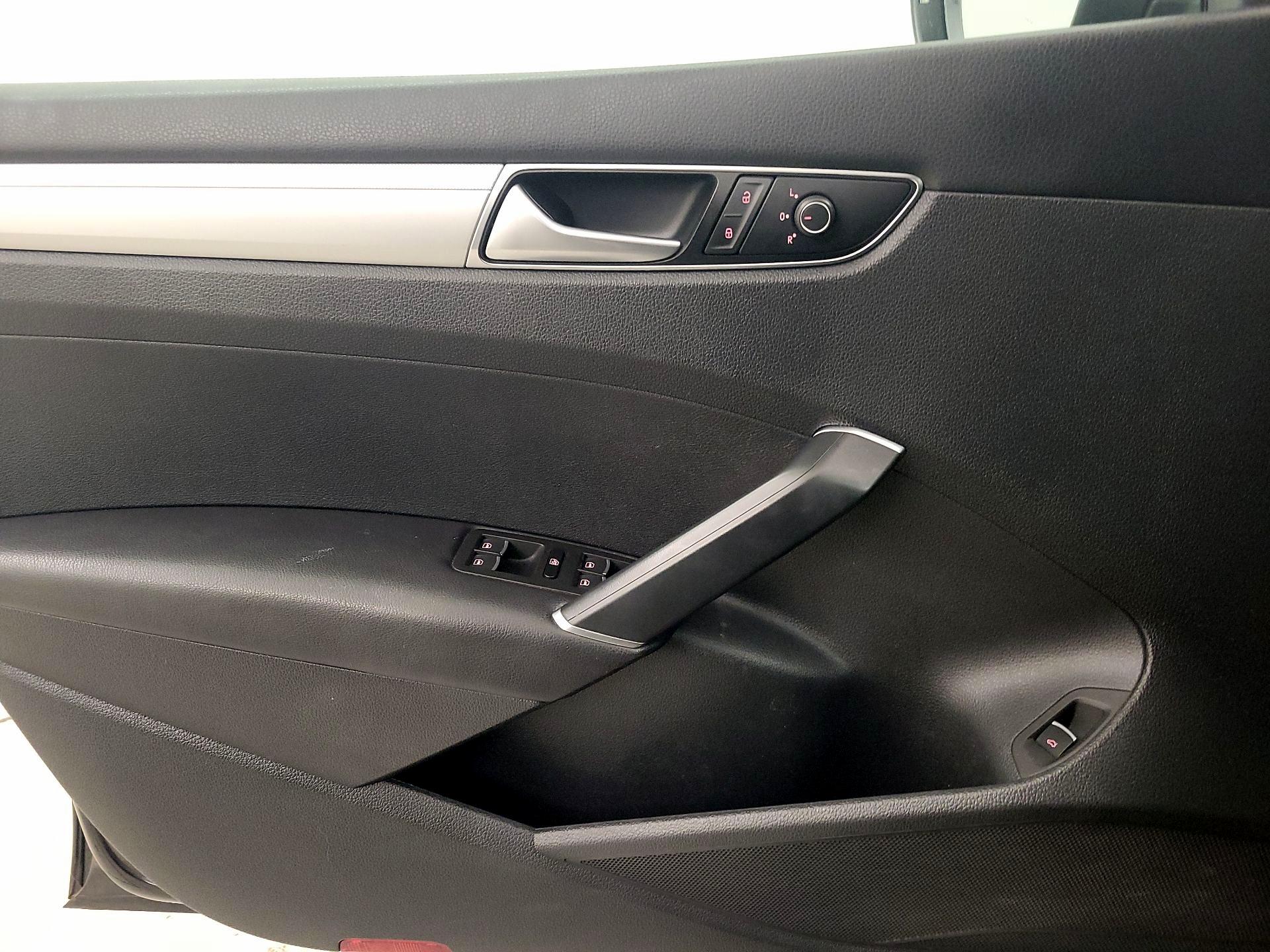 Thumbnail: 2016 Volkswagen Passat - 12