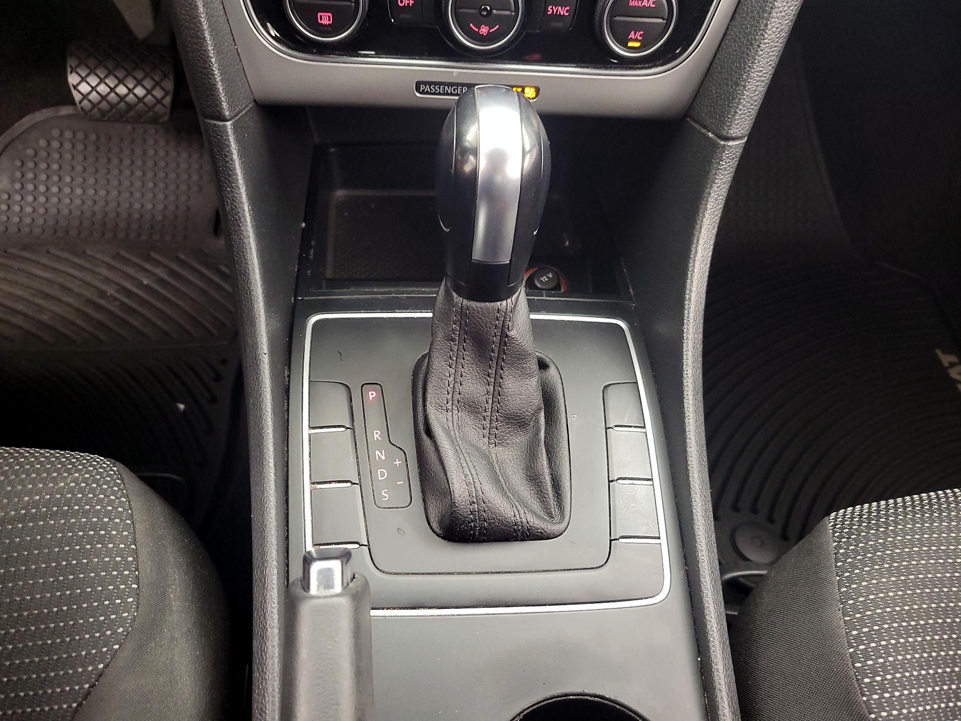 Thumbnail: 2016 Volkswagen Passat - 17