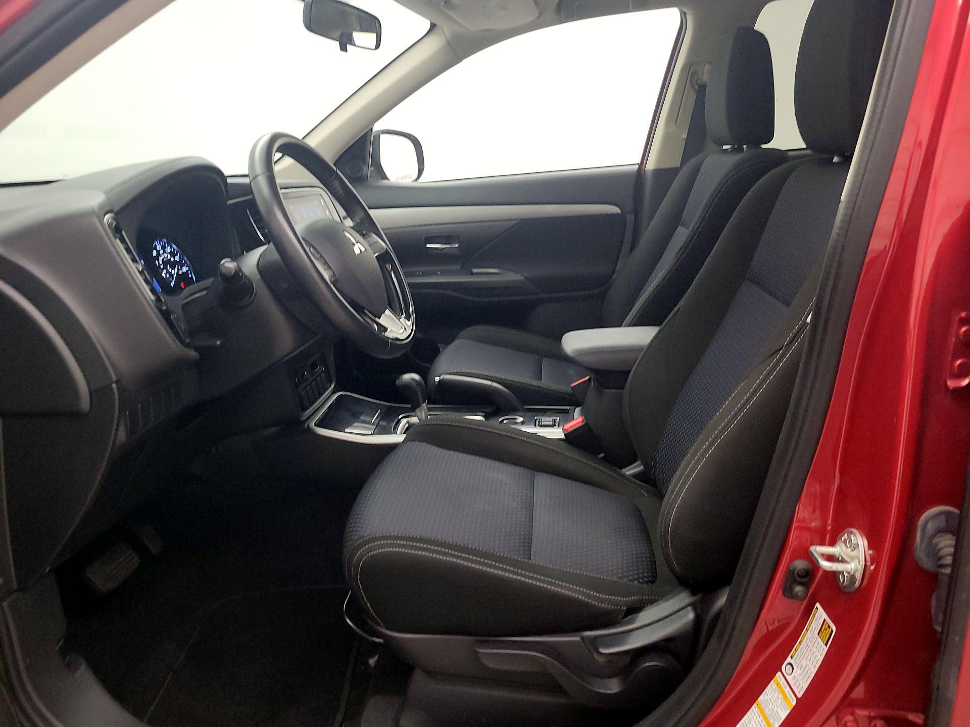 Thumbnail: 2018 Mitsubishi Outlander - 11