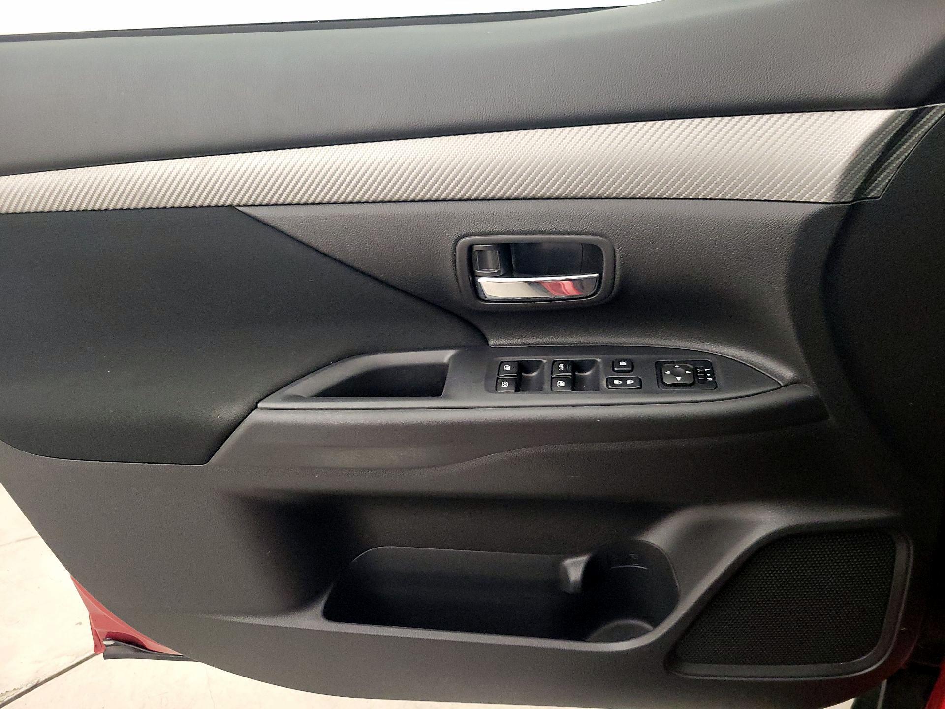 Thumbnail: 2018 Mitsubishi Outlander - 12