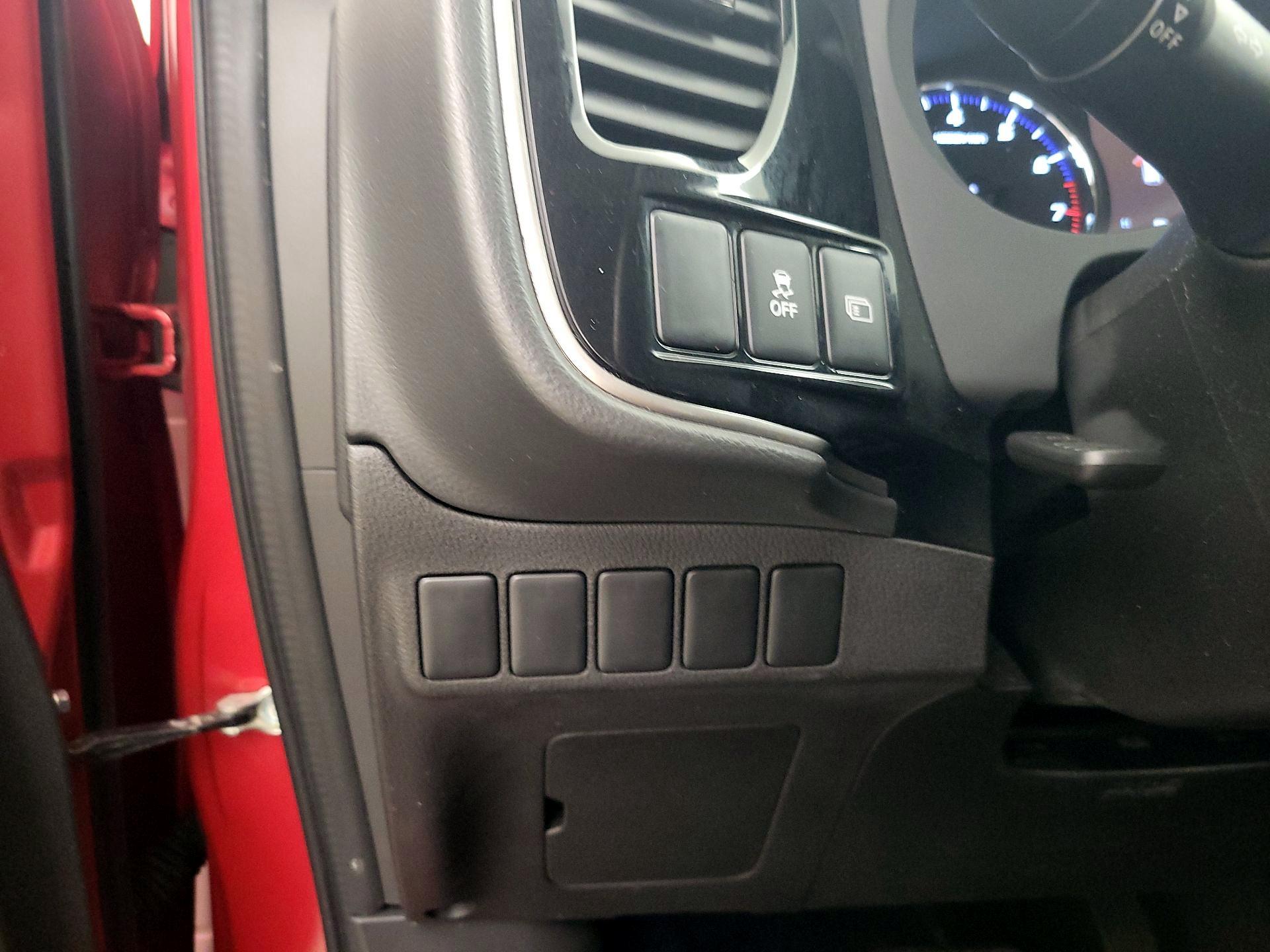 Thumbnail: 2018 Mitsubishi Outlander - 13