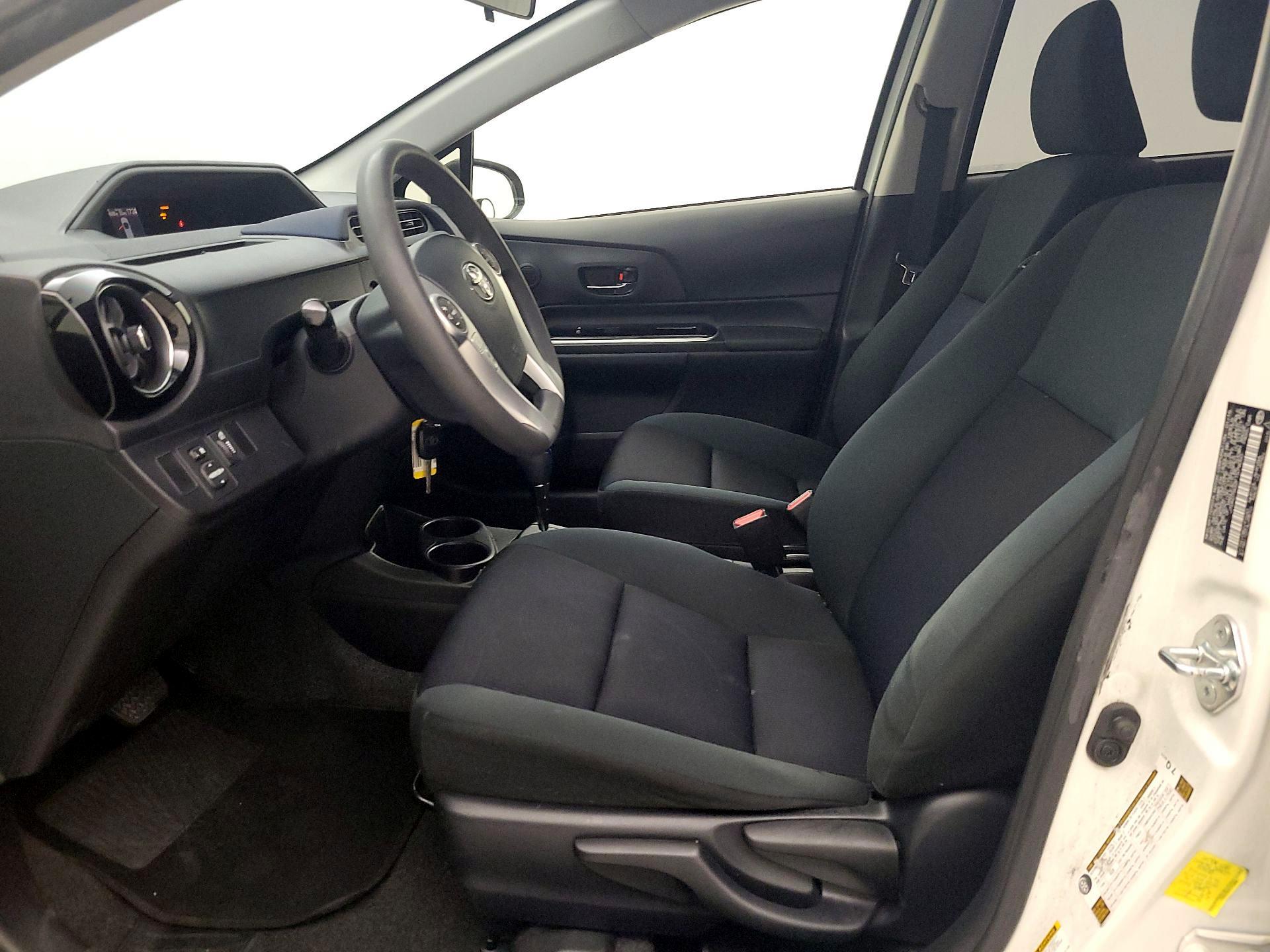 Thumbnail: 2015 Toyota Prius c - 11