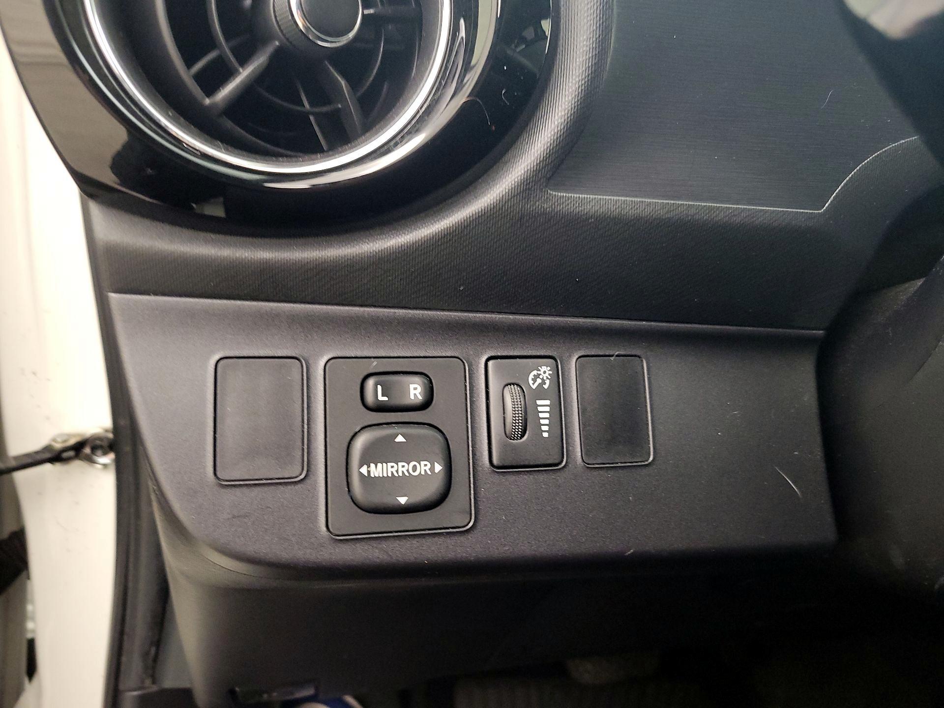 Thumbnail: 2015 Toyota Prius c - 13