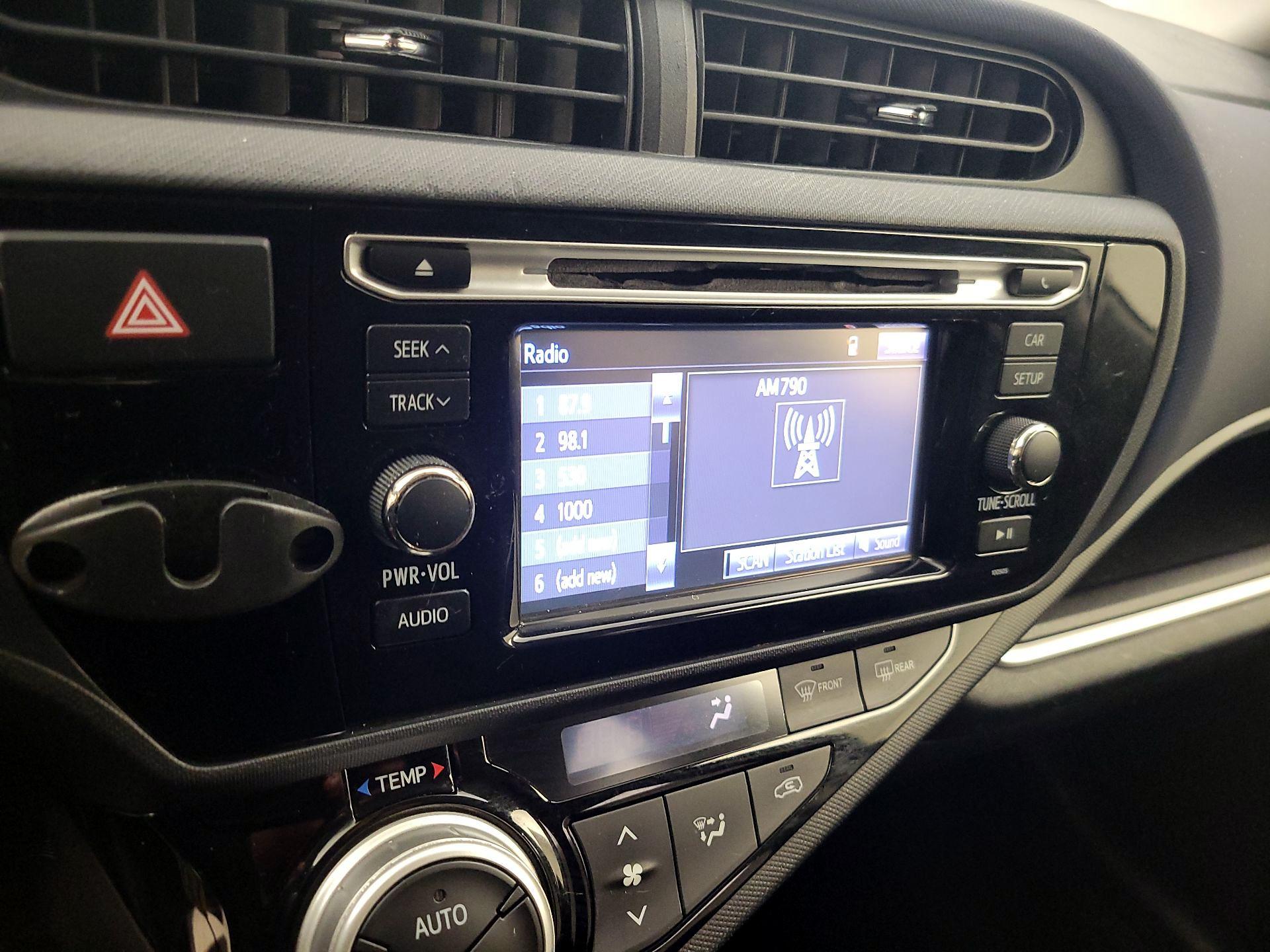 Thumbnail: 2015 Toyota Prius c - 14