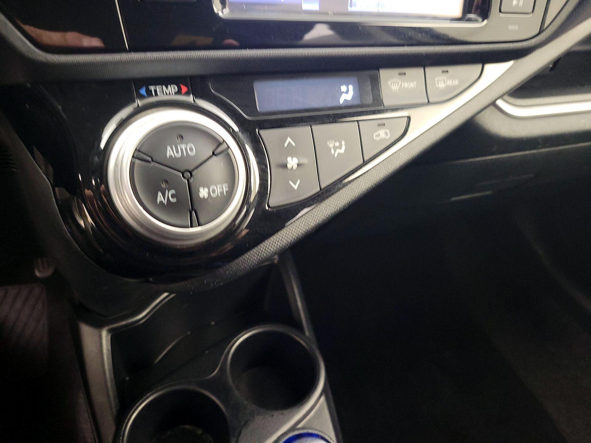 Thumbnail: 2015 Toyota Prius c - 15