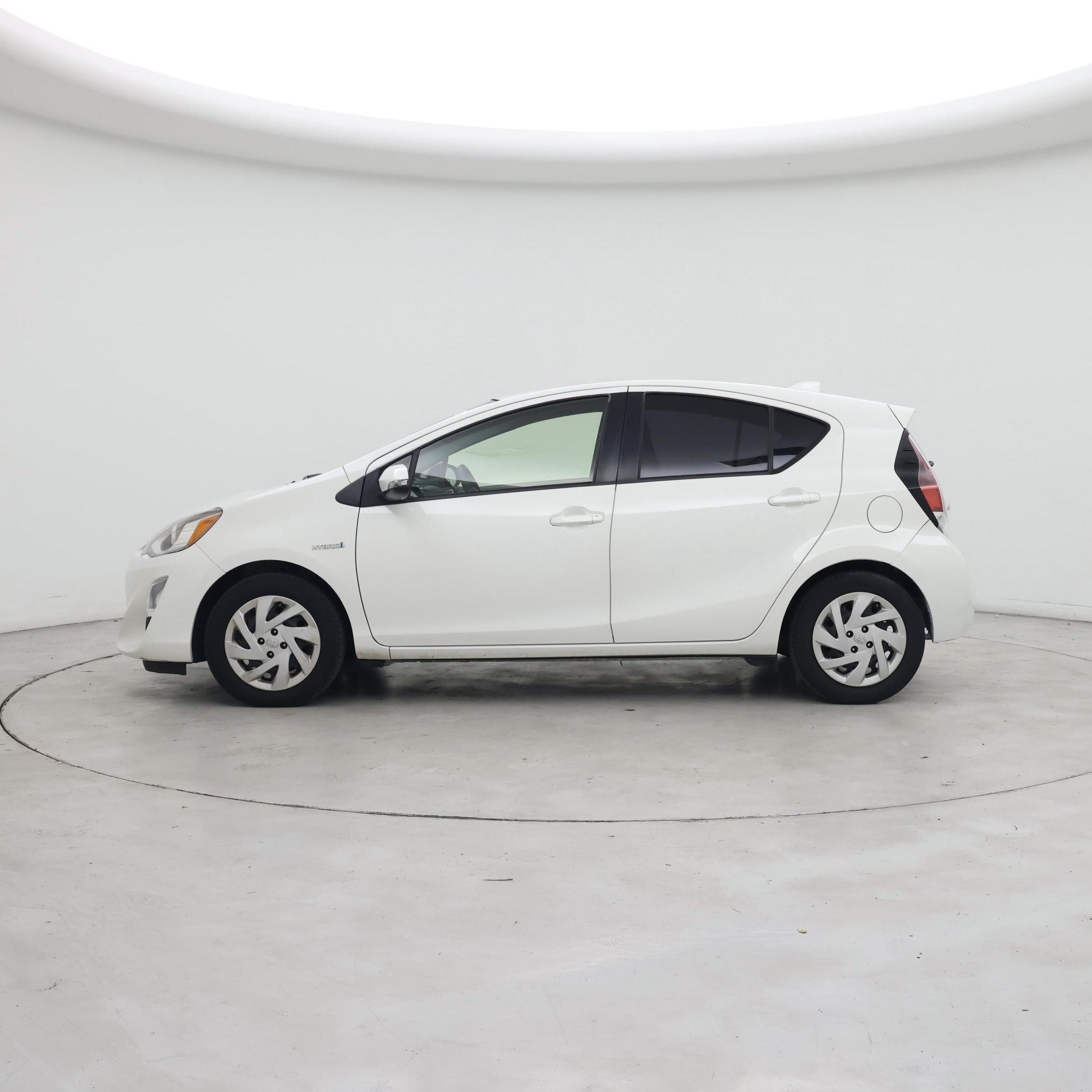 Thumbnail: 2015 Toyota Prius c - 3