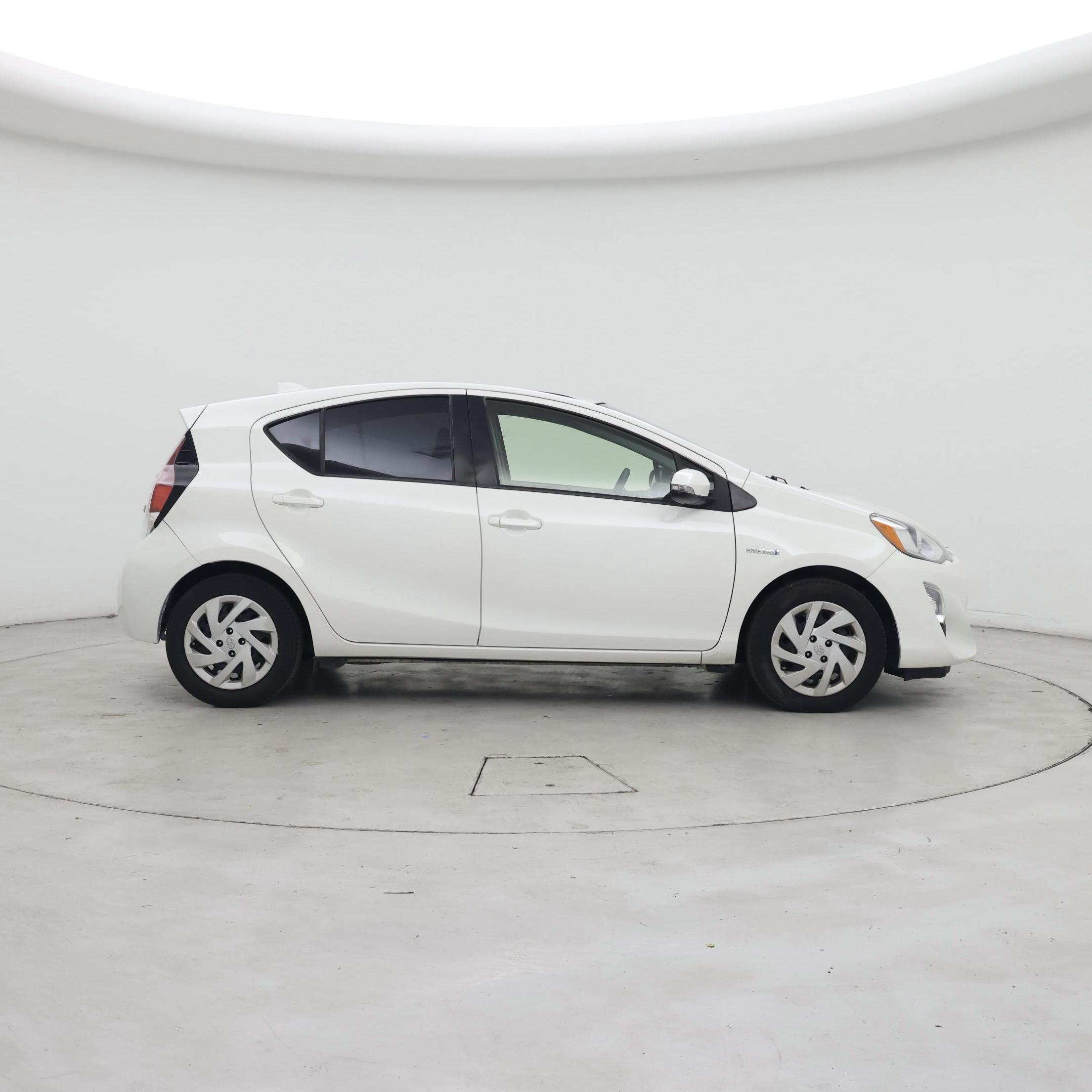 Thumbnail: 2015 Toyota Prius c - 7