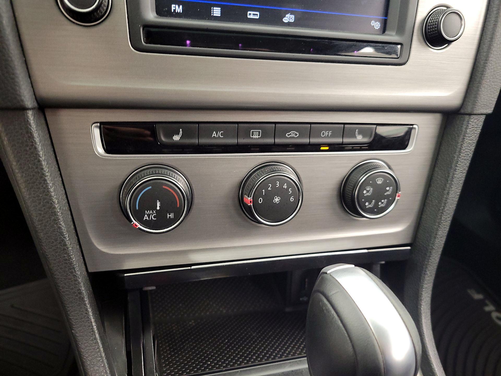 Thumbnail: 2017 Volkswagen Golf - 16