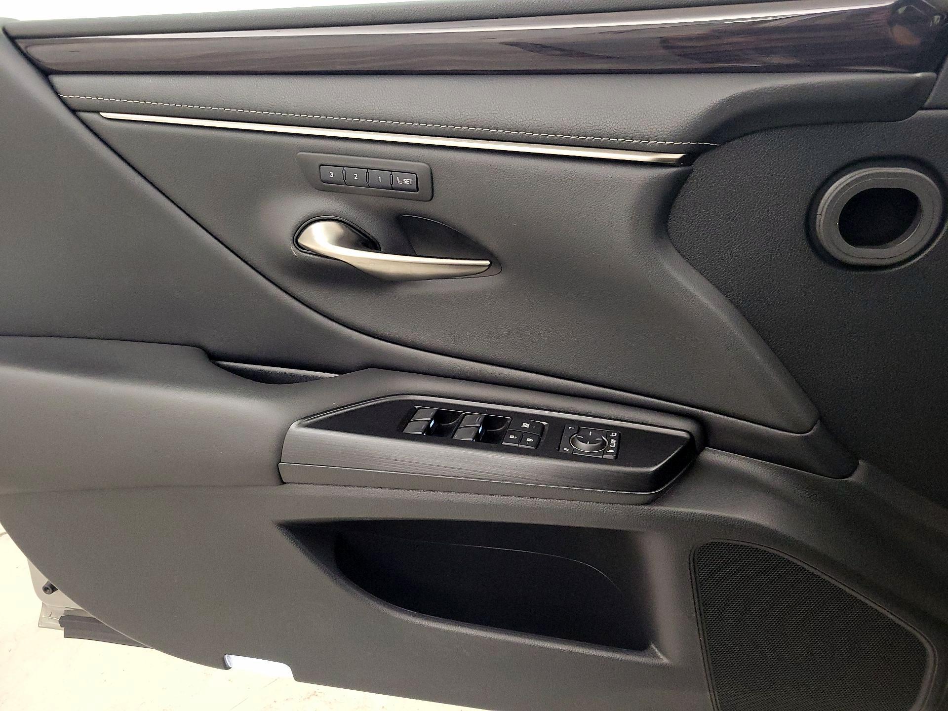 Thumbnail: 2020 Lexus ES - 12