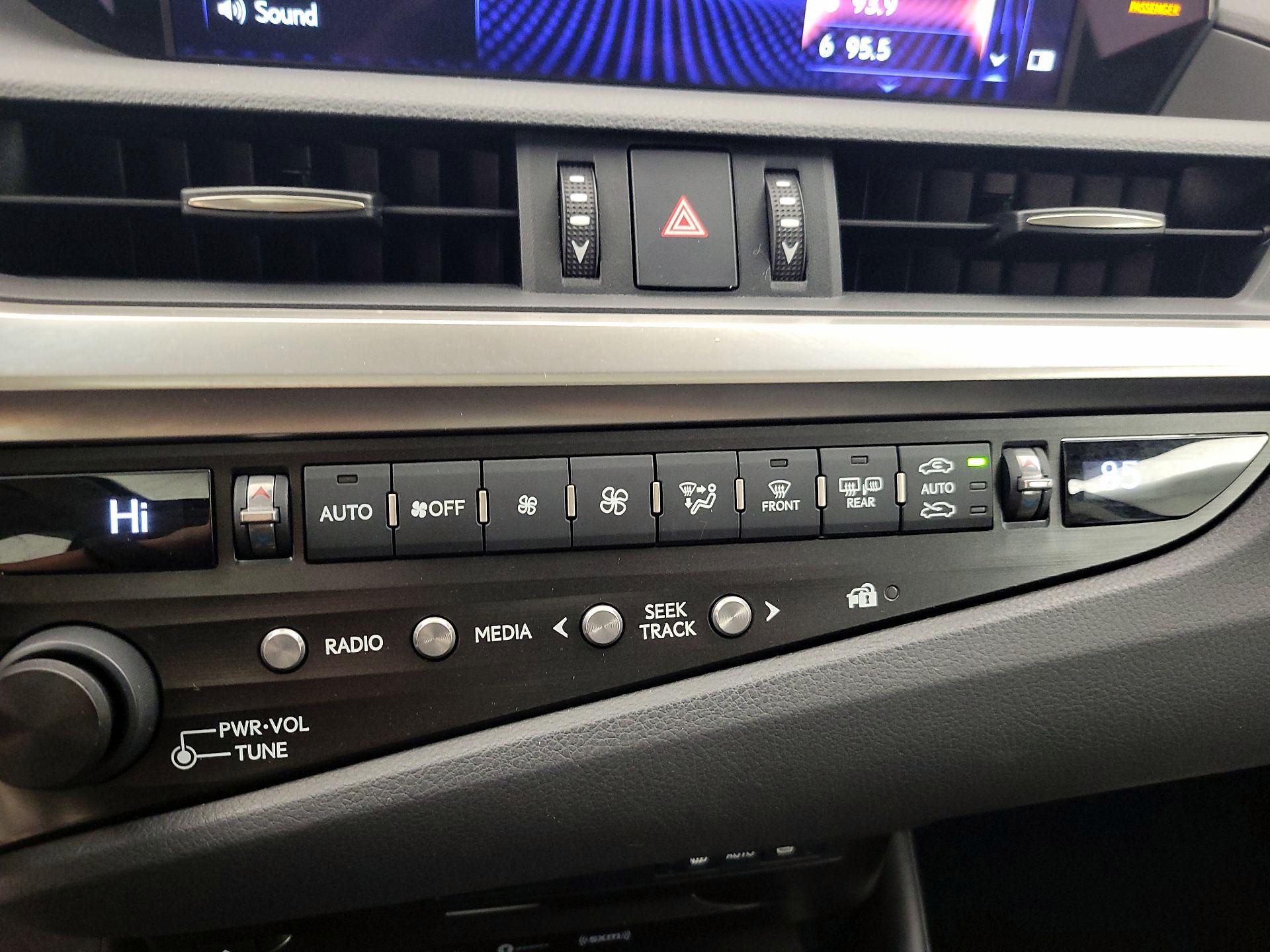 Thumbnail: 2020 Lexus ES - 17