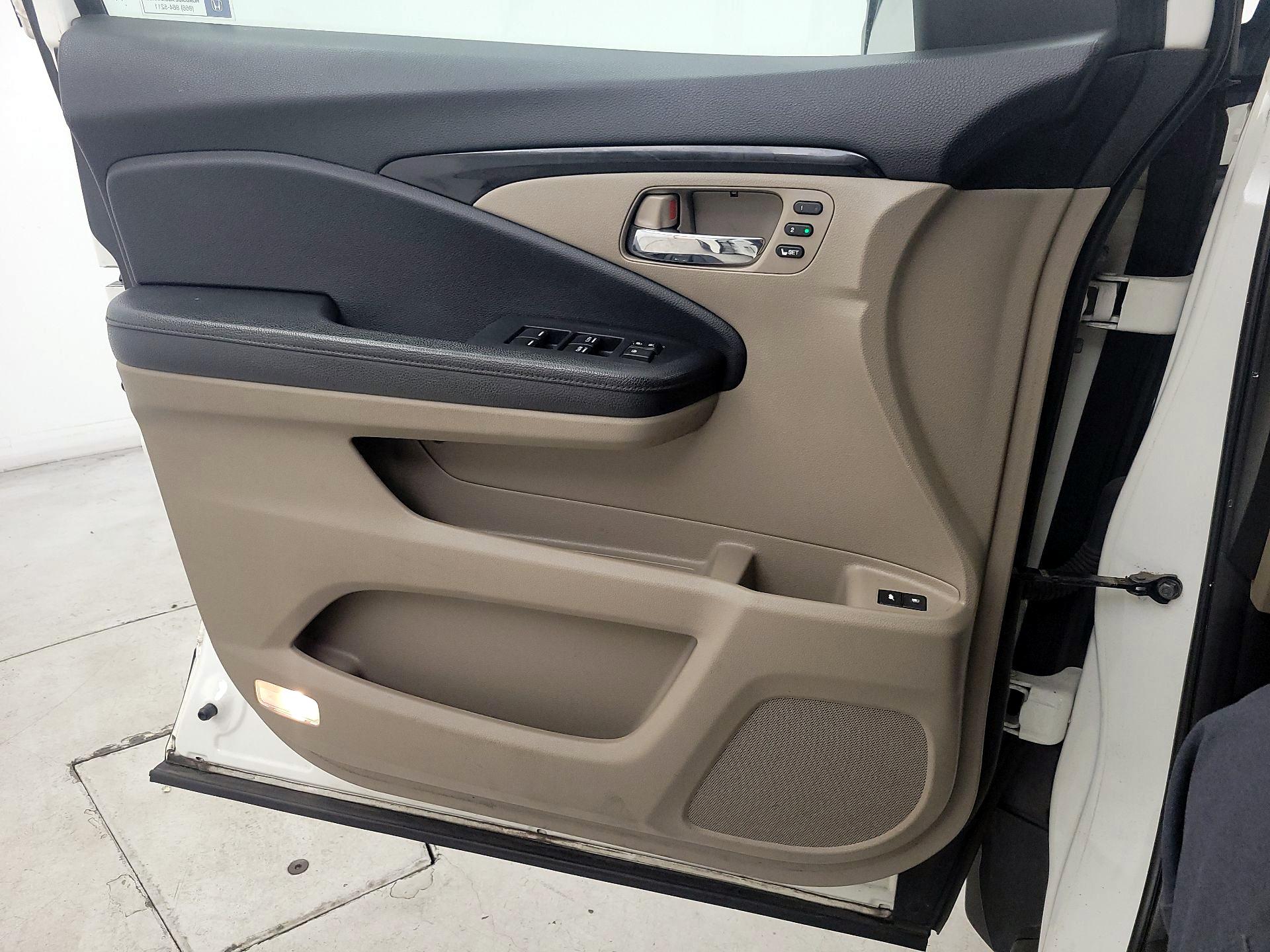 Thumbnail: 2017 Honda Pilot - 12