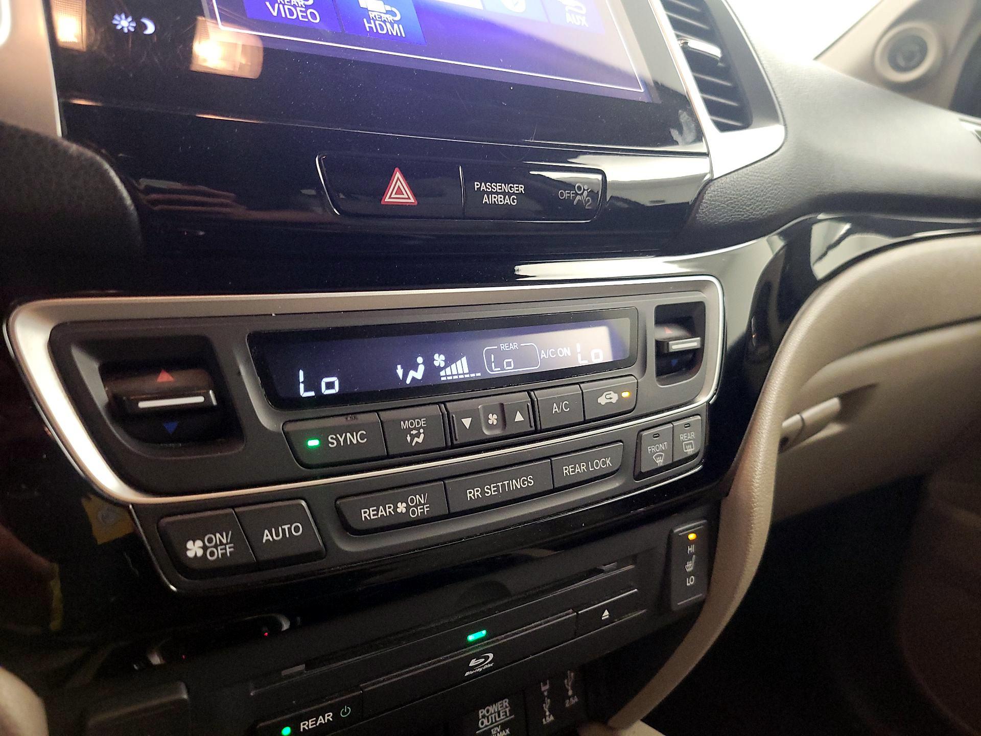 Thumbnail: 2017 Honda Pilot - 17