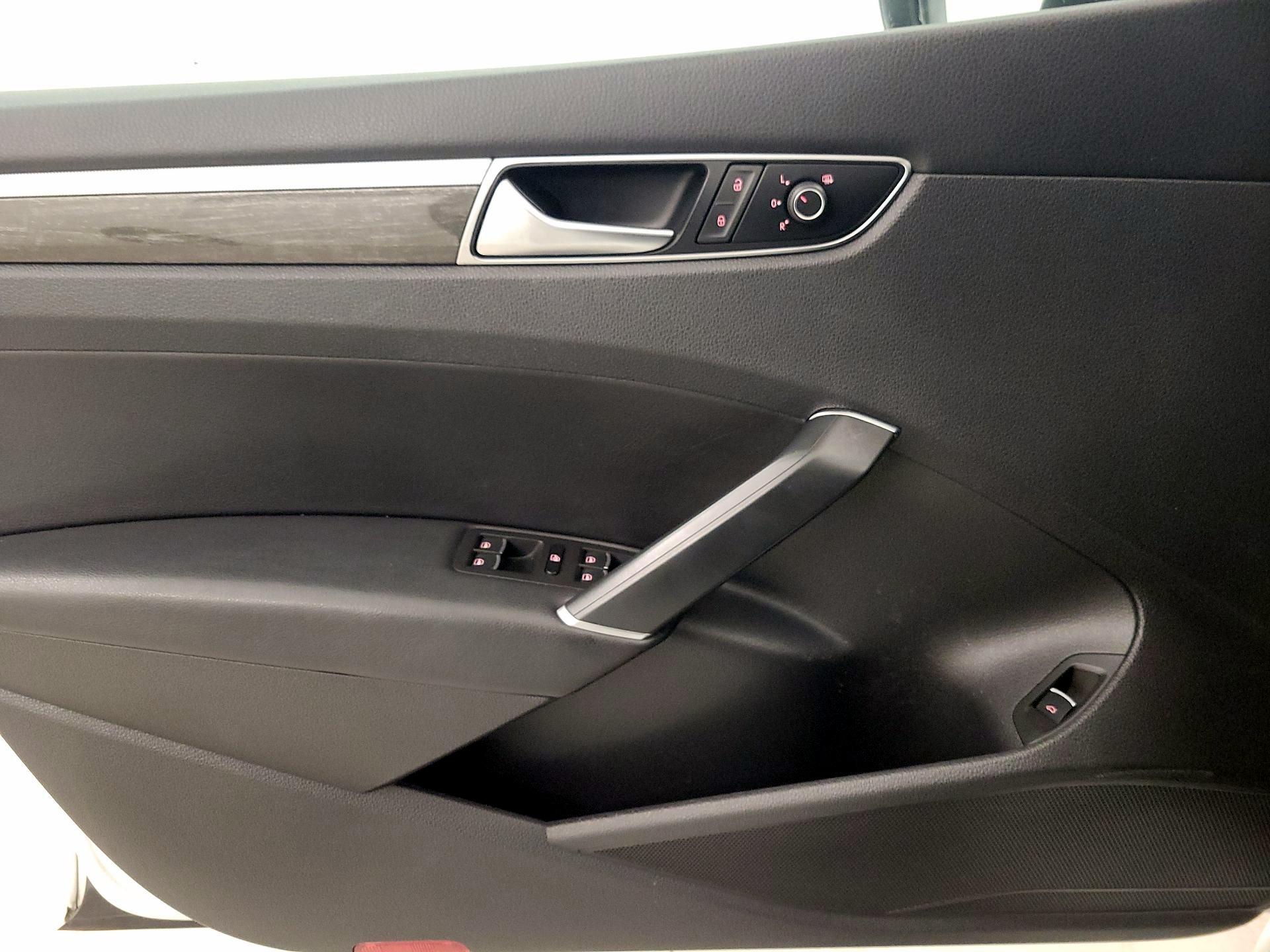 Thumbnail: 2016 Volkswagen Passat - 12