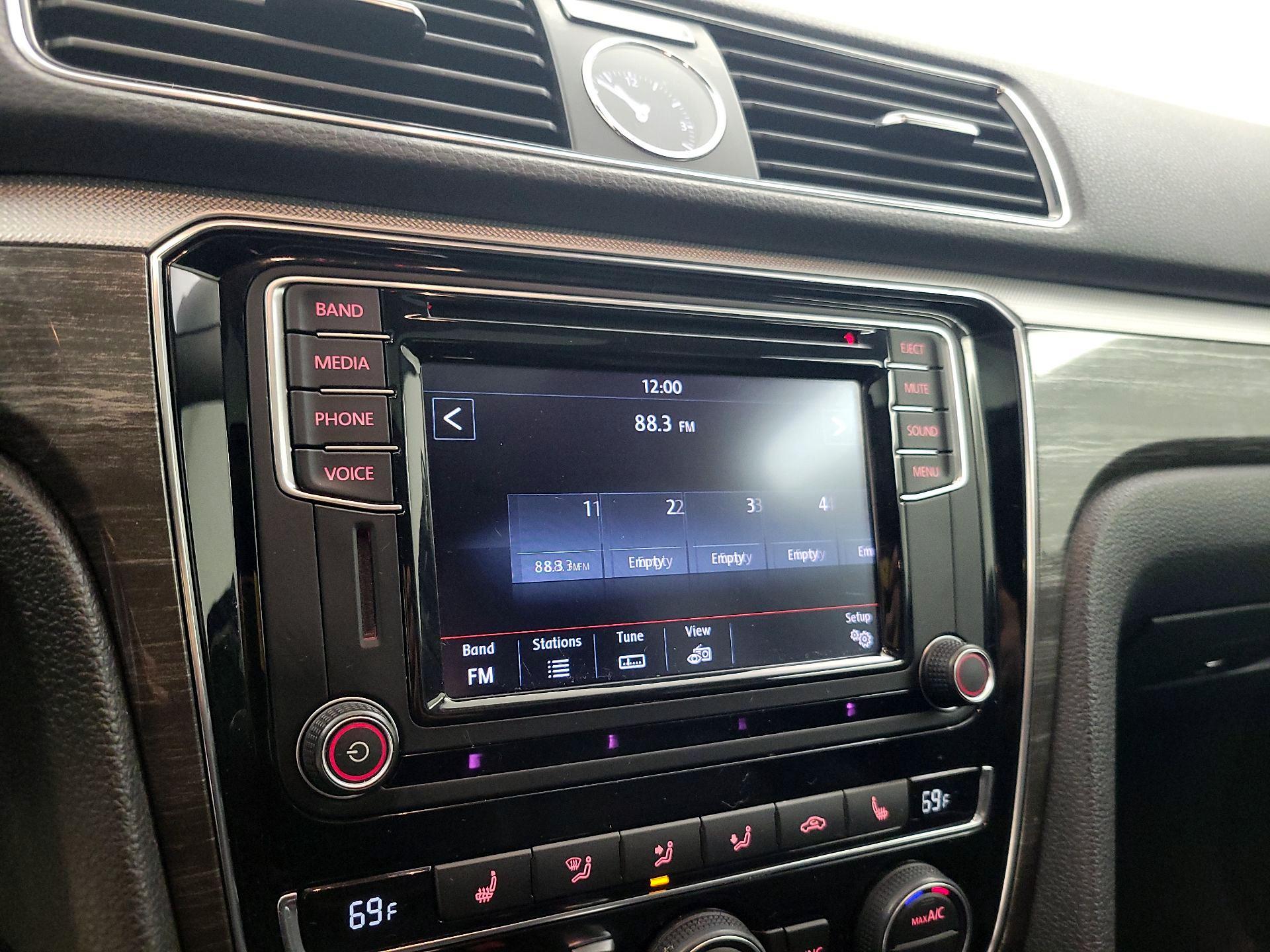 Thumbnail: 2016 Volkswagen Passat - 15