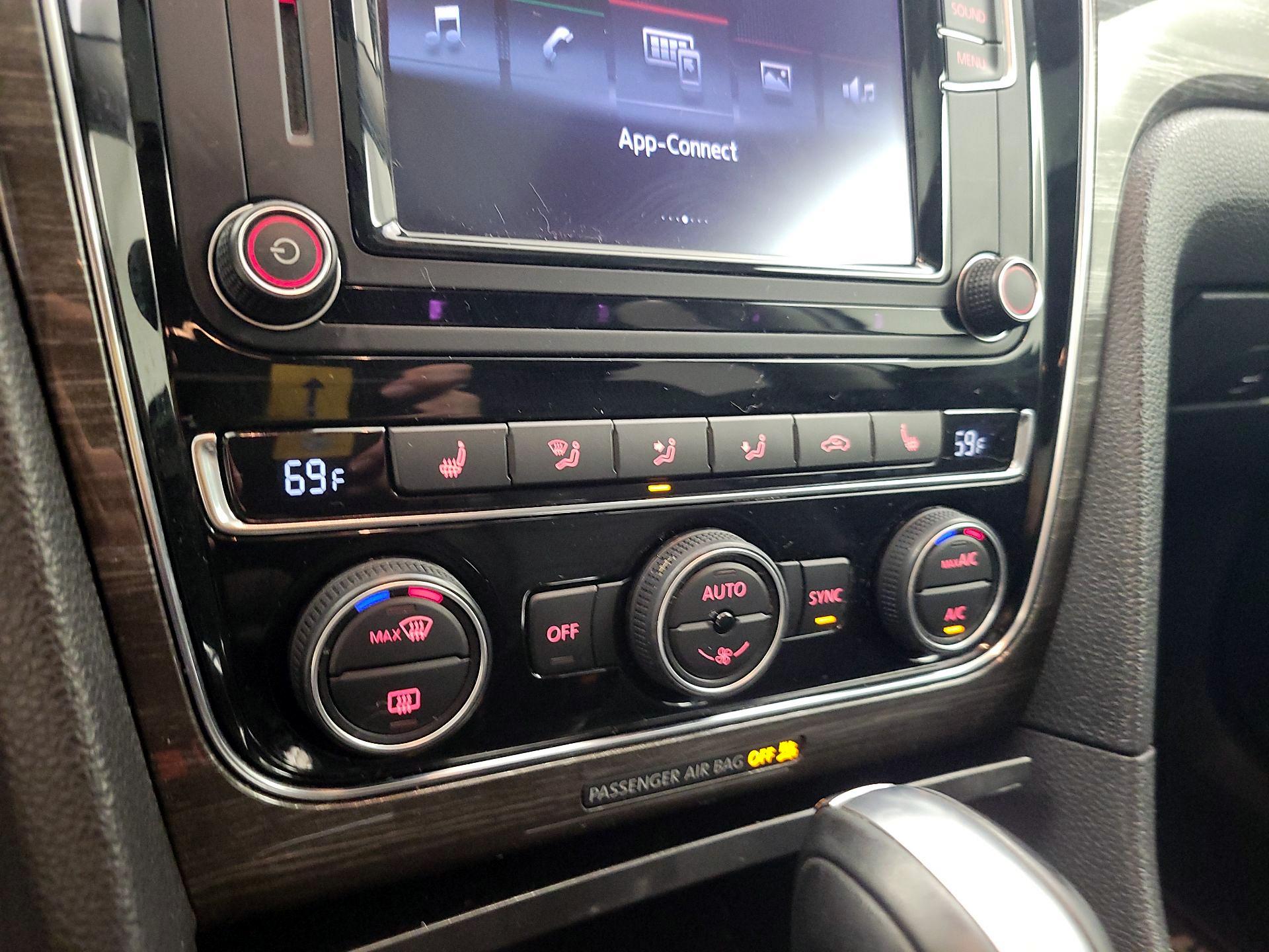 Thumbnail: 2016 Volkswagen Passat - 16