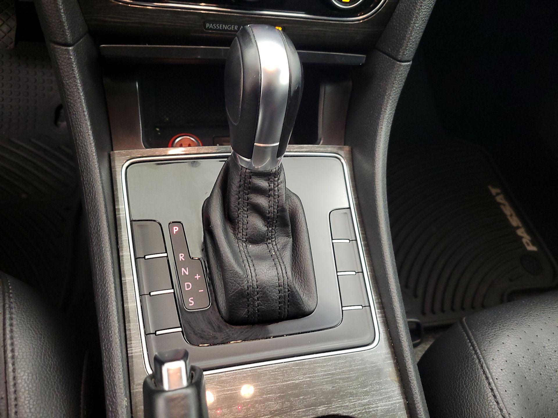 Thumbnail: 2016 Volkswagen Passat - 17