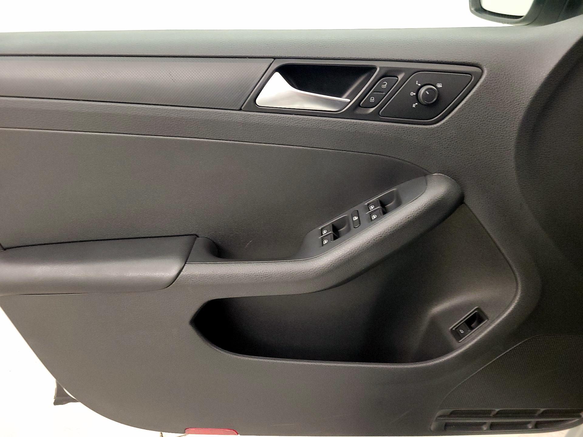 Thumbnail: 2016 Volkswagen Jetta - 12