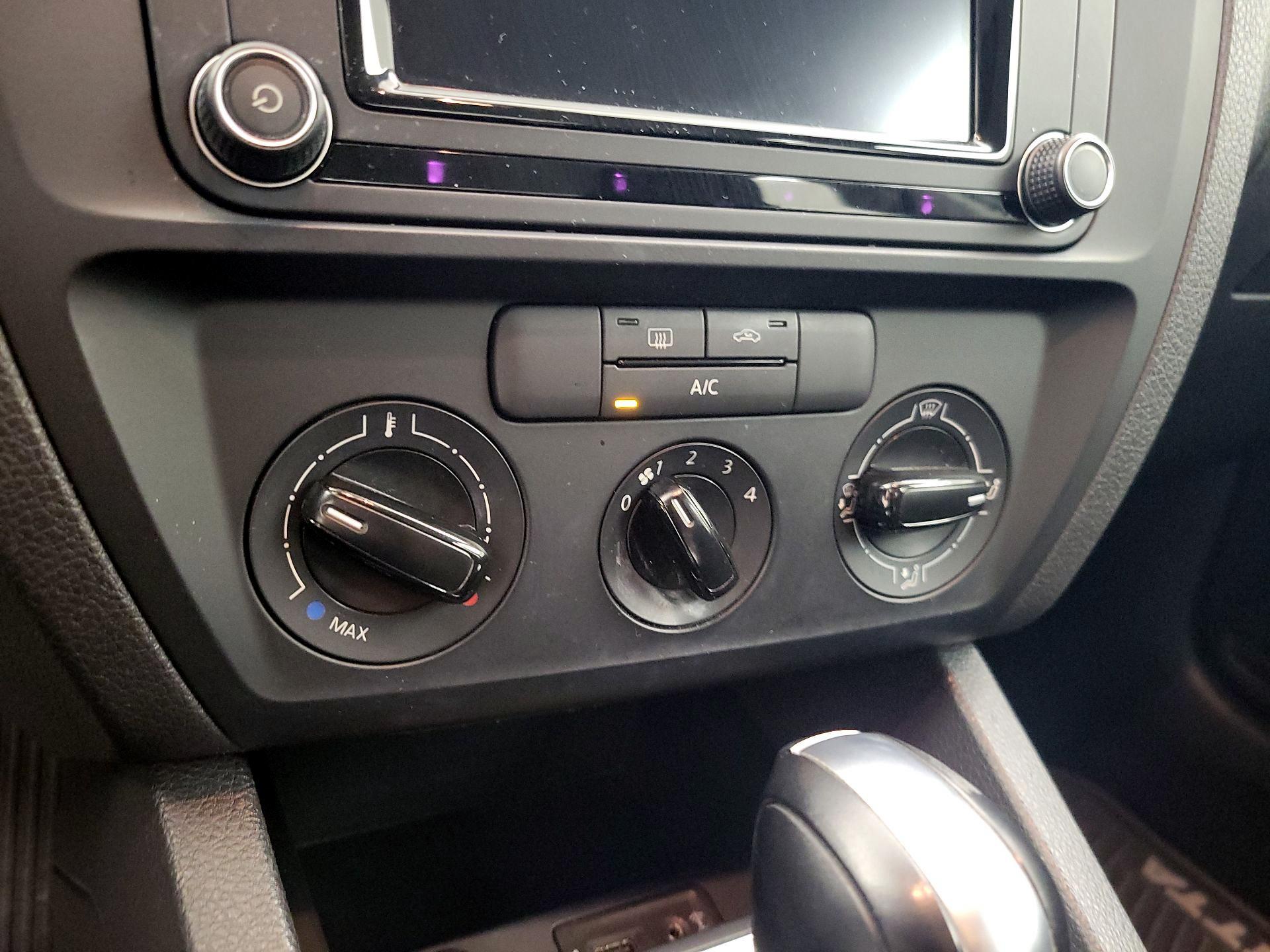 Thumbnail: 2016 Volkswagen Jetta - 16