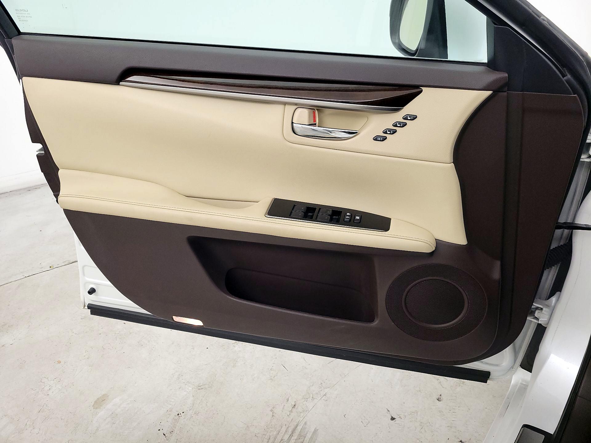 Thumbnail: 2018 Lexus ES - 12