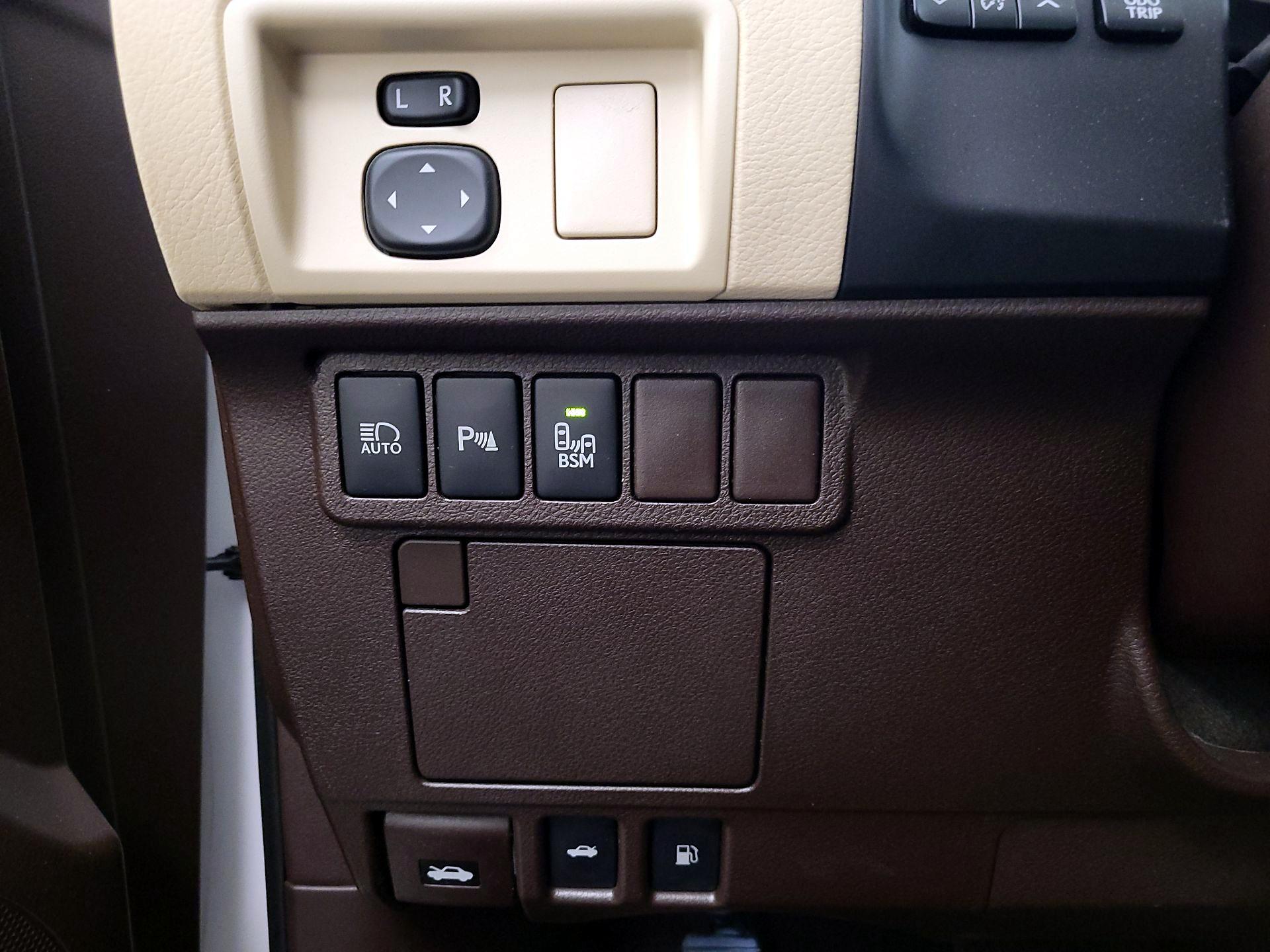 Thumbnail: 2018 Lexus ES - 13