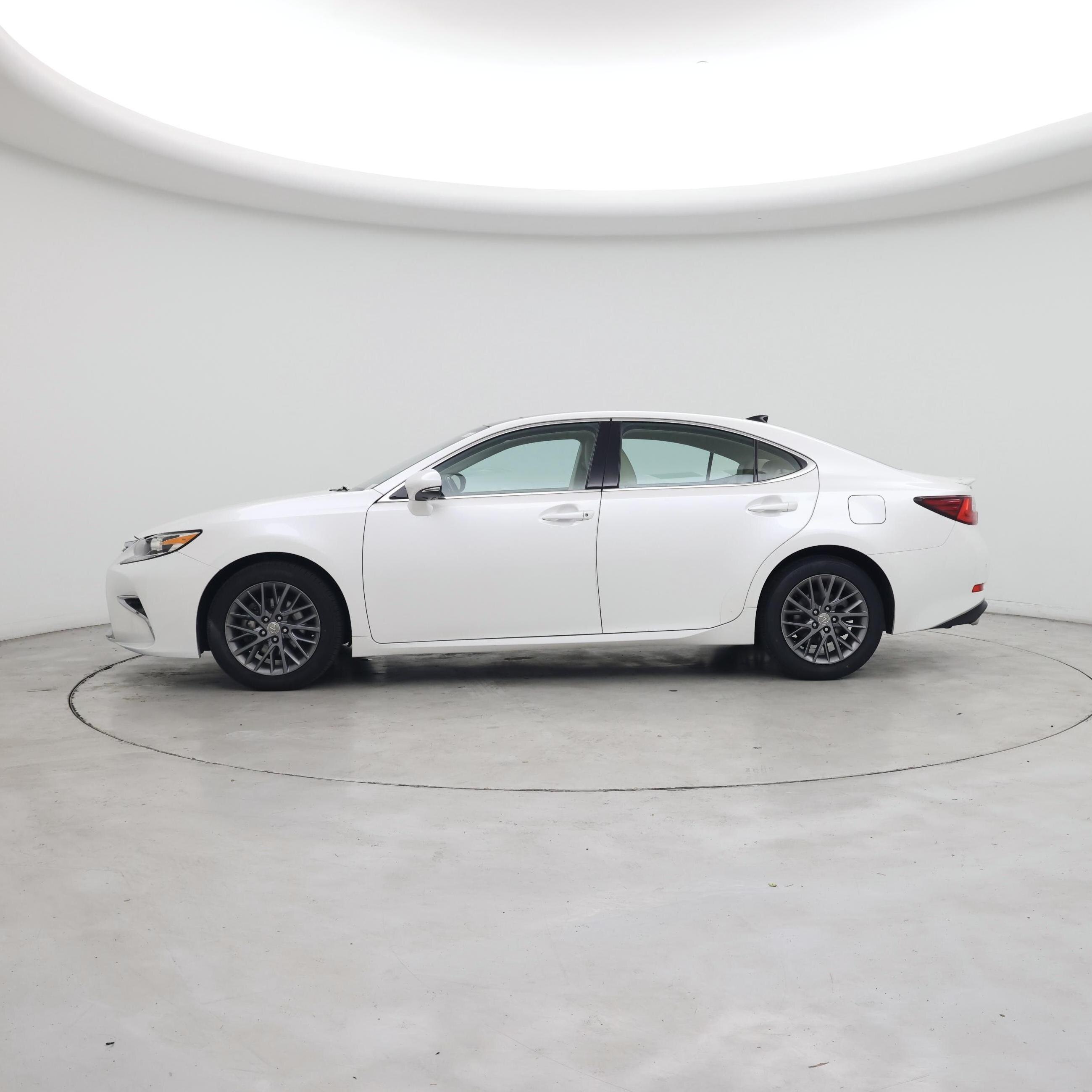 Thumbnail: 2018 Lexus ES - 3