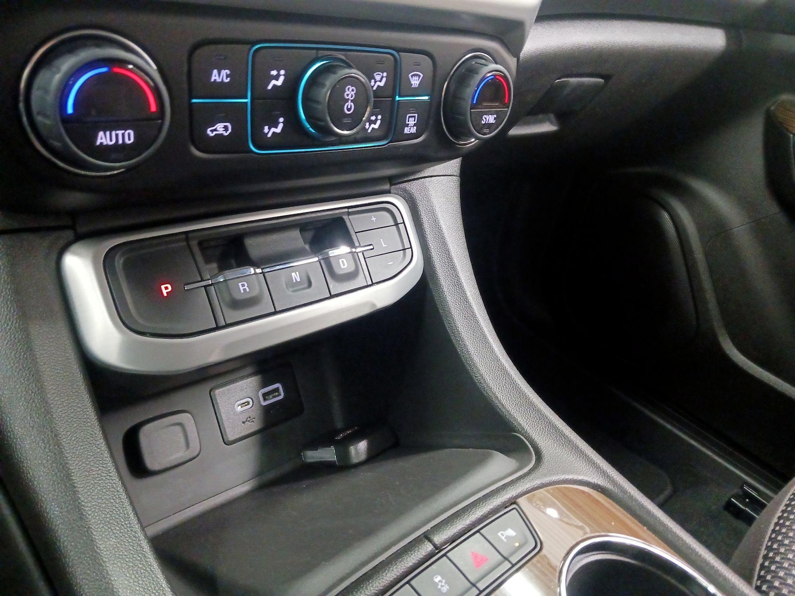 2023 GMC Acadia SLE - Photo 17